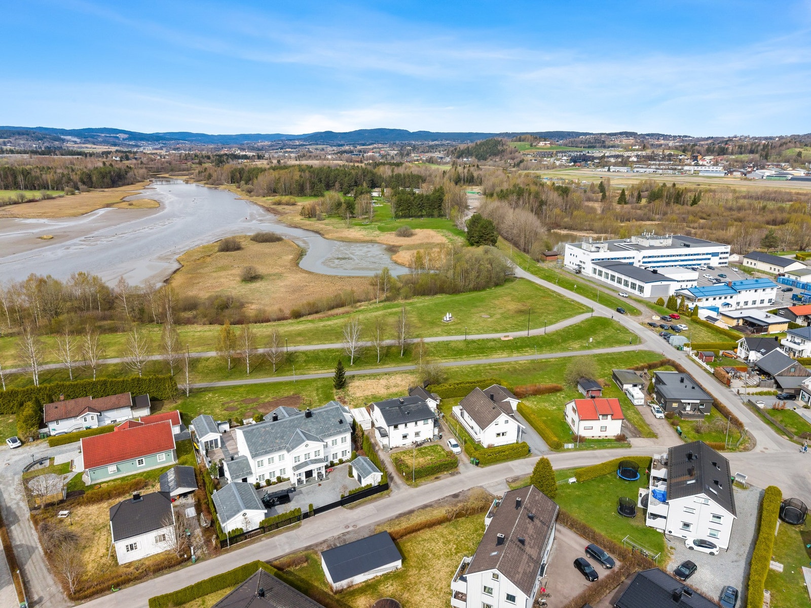 Flott beliggenhet rett ved Nitelva, som gir nærhet til fine turmuligheter og rolige omgivelser langs vannet. Galleribilde