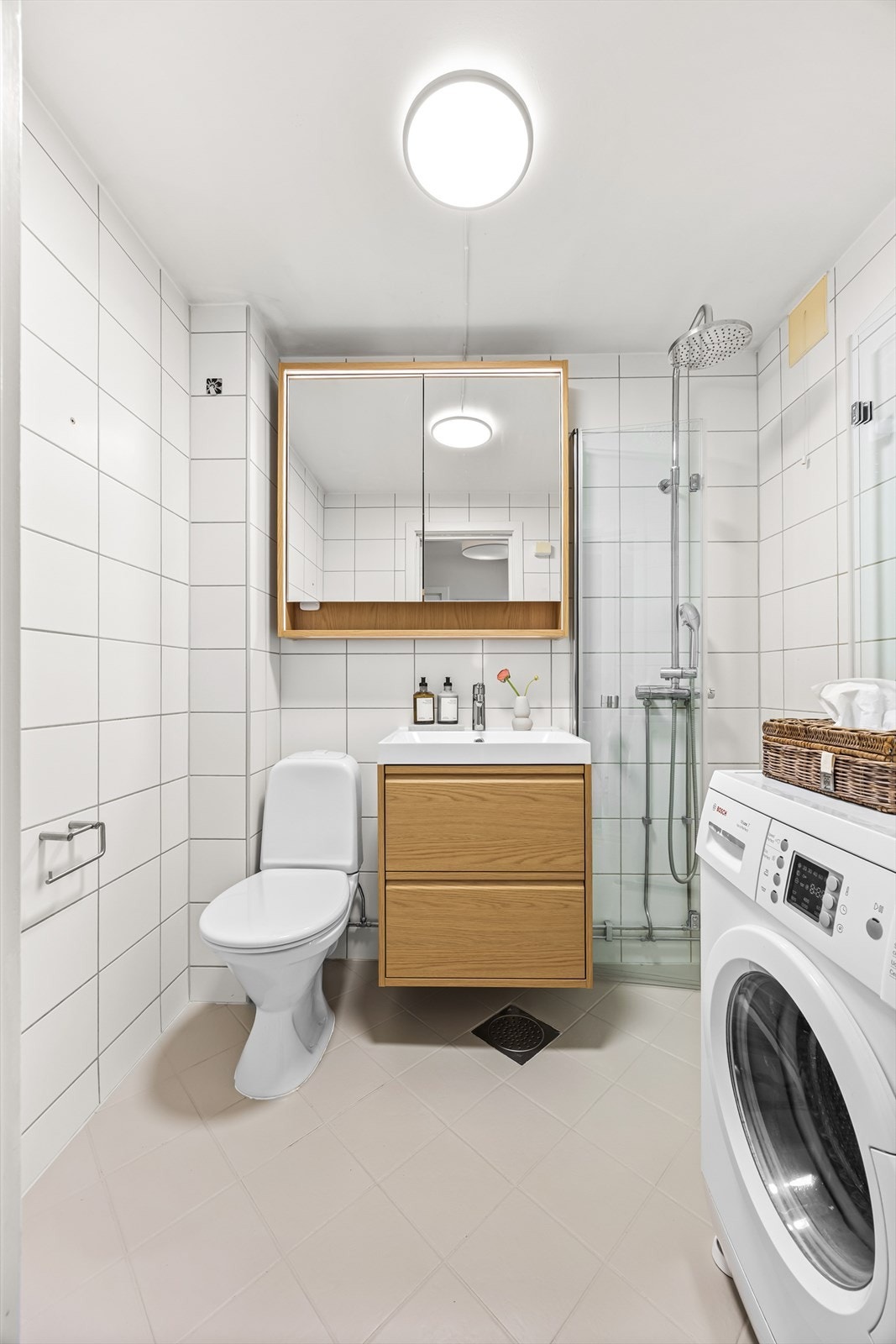 Badet ble rehabilitert i 2009 i regi av borettslaget. I 2026 er baderomsinnredningen skiftet ut med nytt speilskap med stikkontakt, ny servant og servantskap. Galleribilde