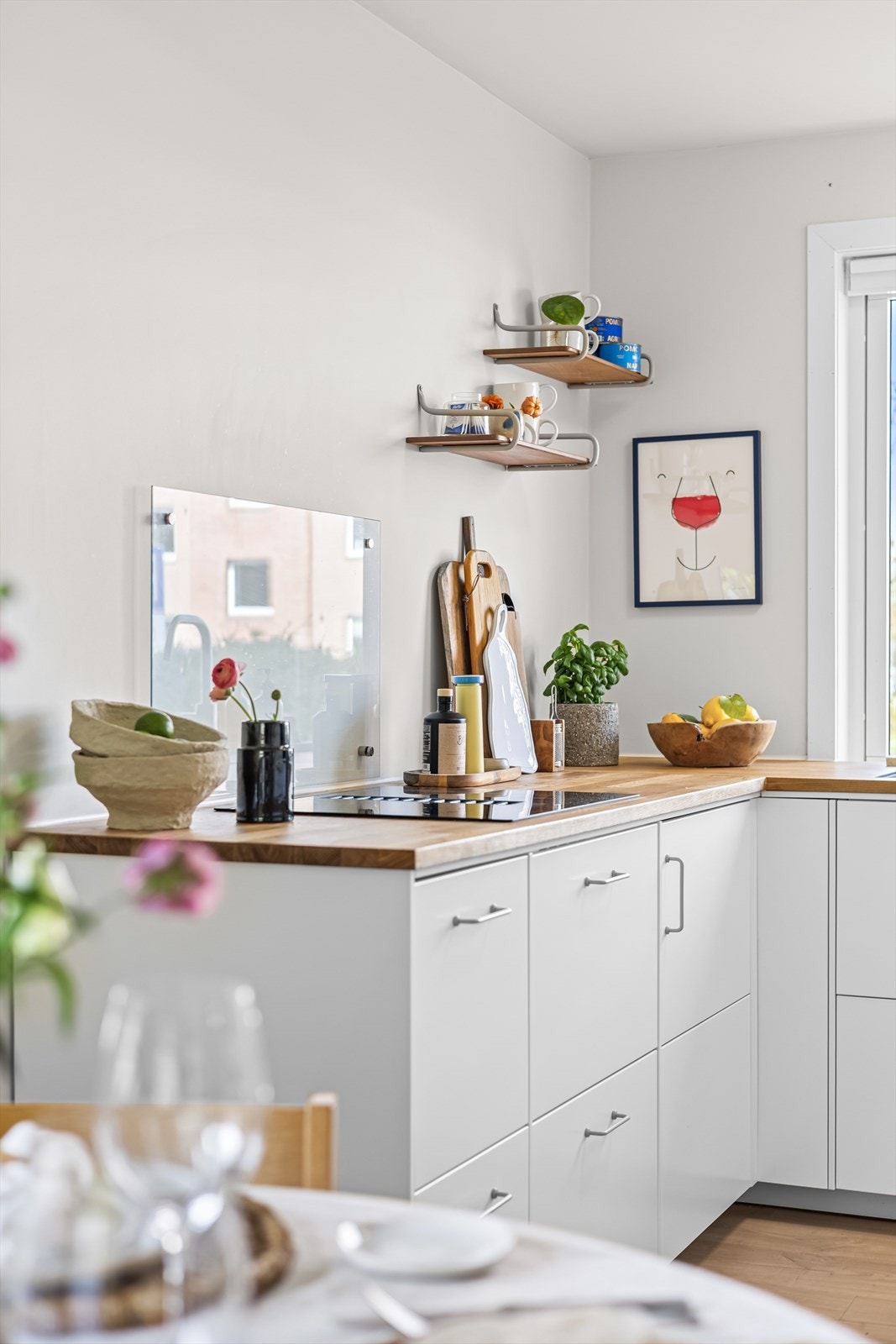 Av integrert utstyr følger induksjonstopp, stekeovn, oppvaskmaskin, kjøl/fryseskap og vinskap. Platetoppen har integrert kullfilter. Galleribilde