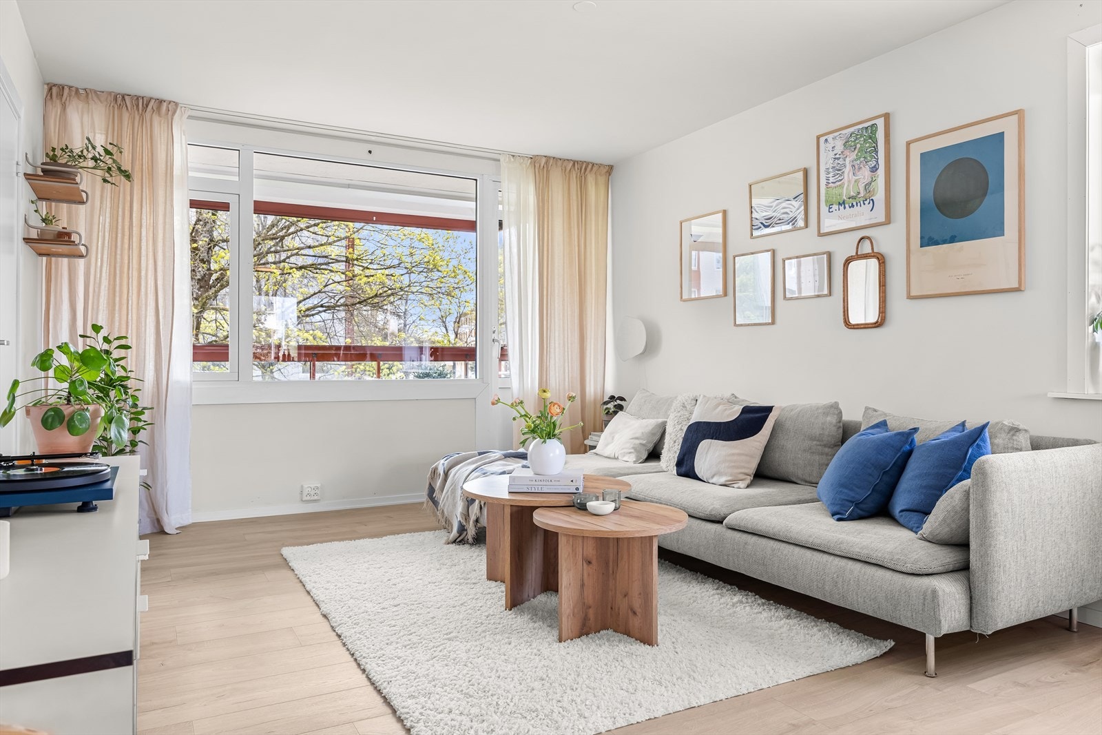 Her i stuen er det lagt nytt laminatgulv med varmefolie i 2024, og himlingen er ny i store deler av leiligheten. Galleribilde