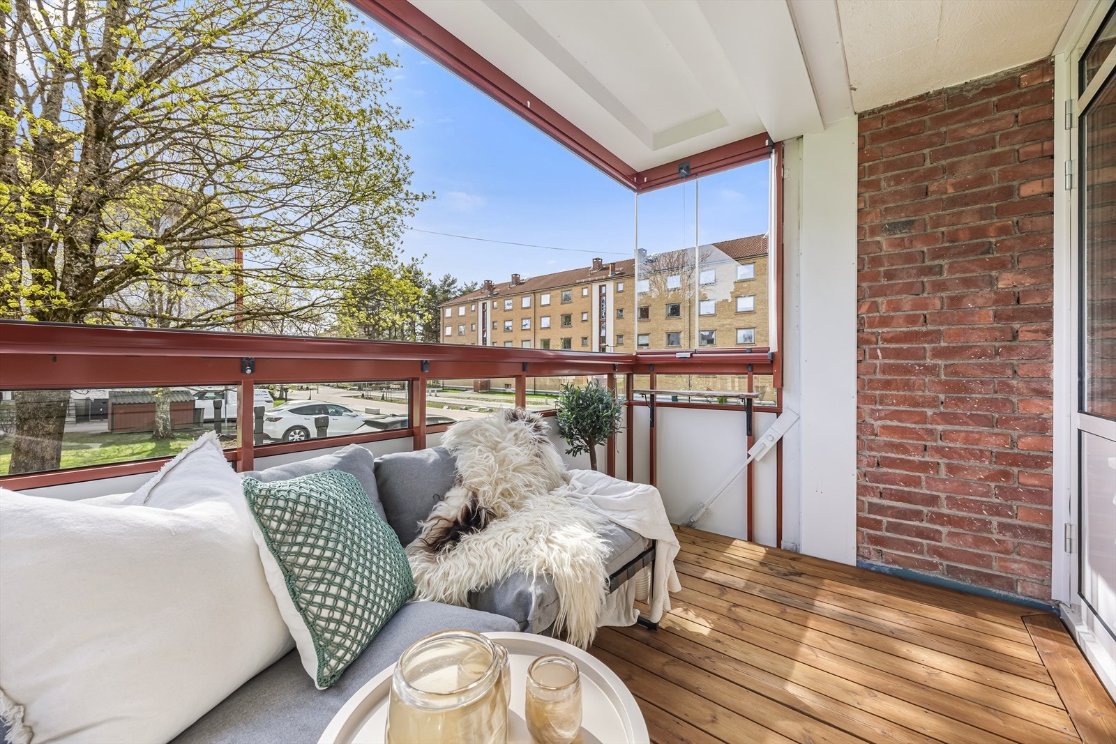 Fra stuen er det utgang til en sydvendt innglasset balkong på ca. ca. 7 m². Galleribilde