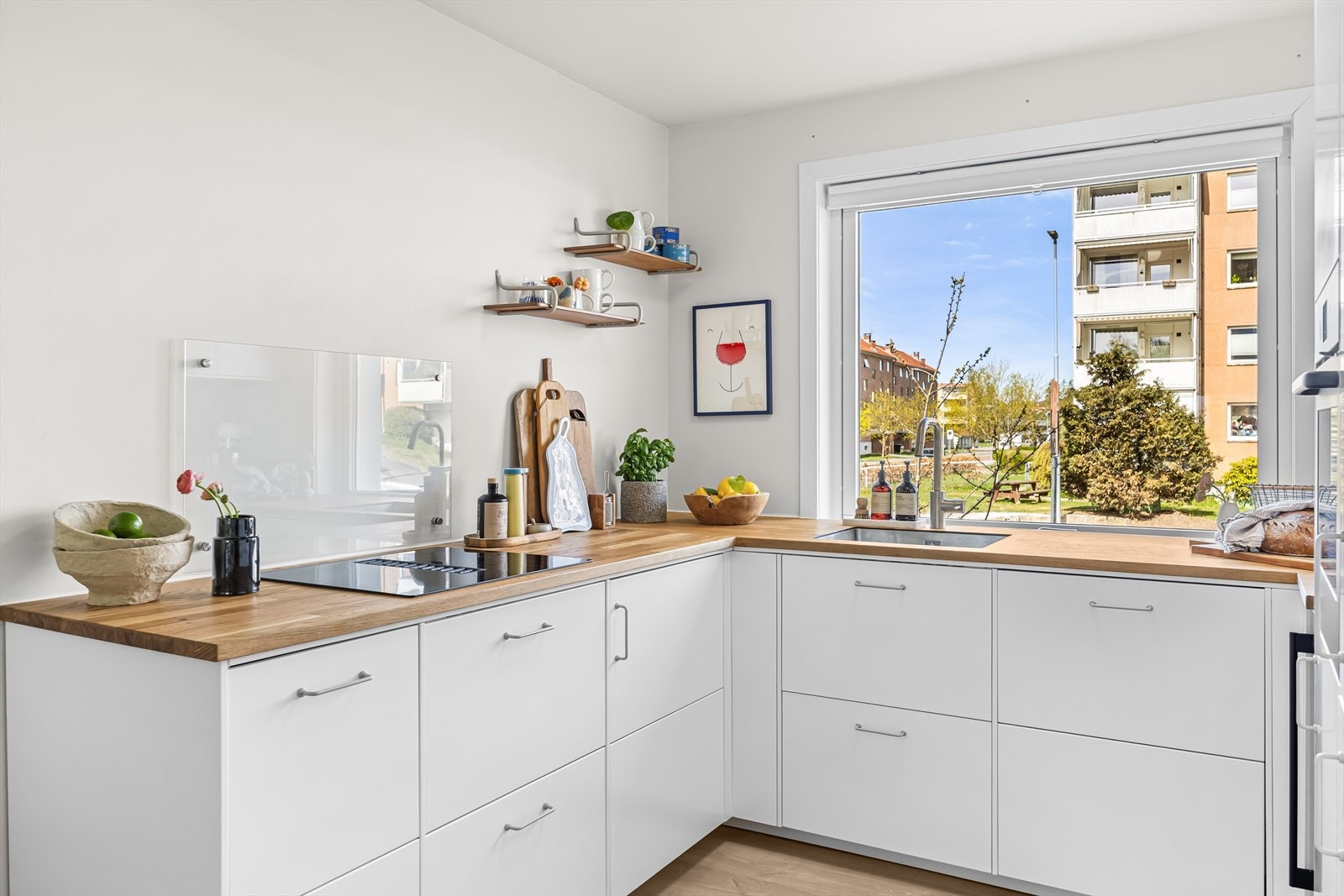 Kjøkkenet er etablert i 2024 med IKEA-innredning med lekre, glatte fronter. Galleribilde