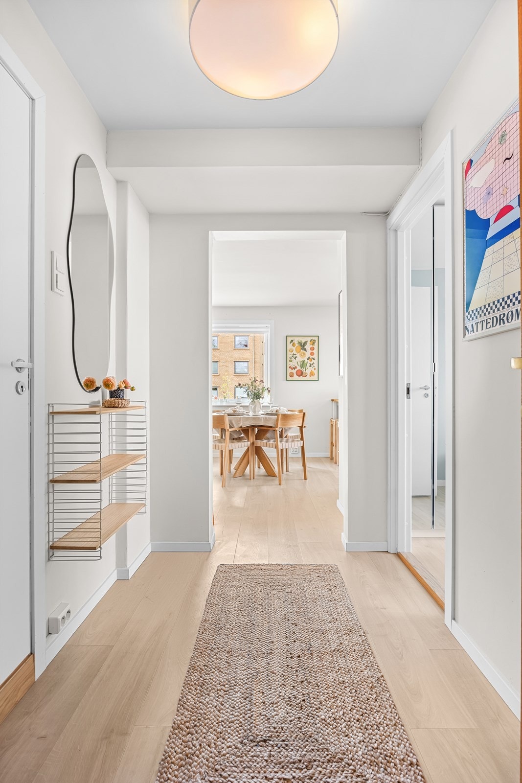 Leiligheten disponerer to boder i kjelleren, målt til henholdsvis 2 og 3 m². I tillegg disponeres en bod på loftet med et gulvareal på 9 m². Galleribilde