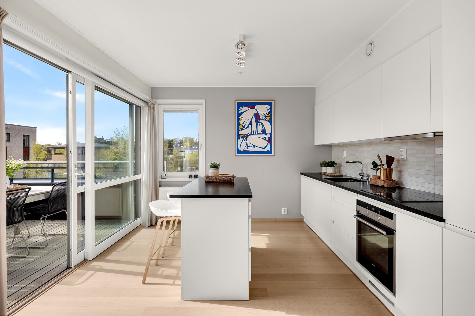 Det er integrerte hvitevarer fra Siemens med kjøl/fryseskap, oppvaskmaskin, induksjonstopp, stekeovn. Galleribilde