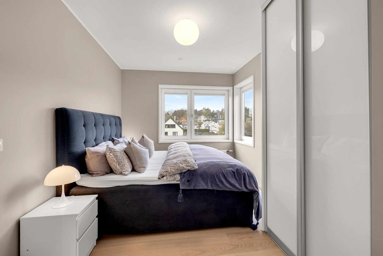Hovedsoverom med garderobe og bad en suite Galleribilde