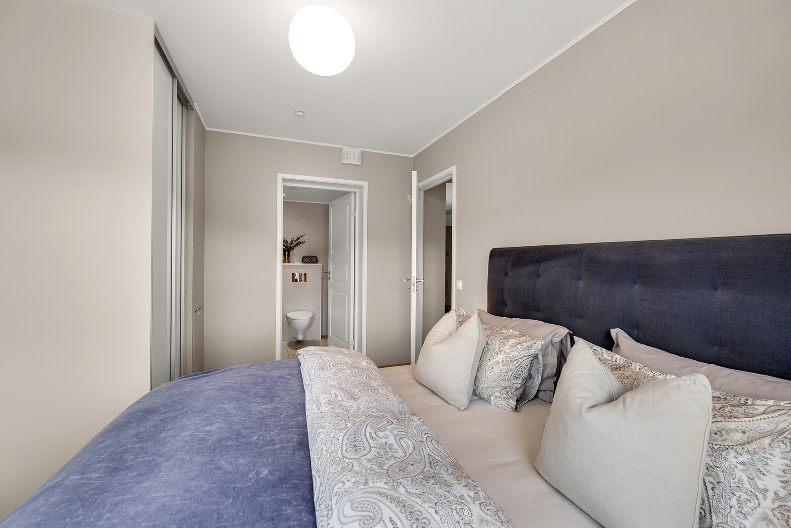 Hovedsoverom med garderobe og bad en suite. Galleribilde