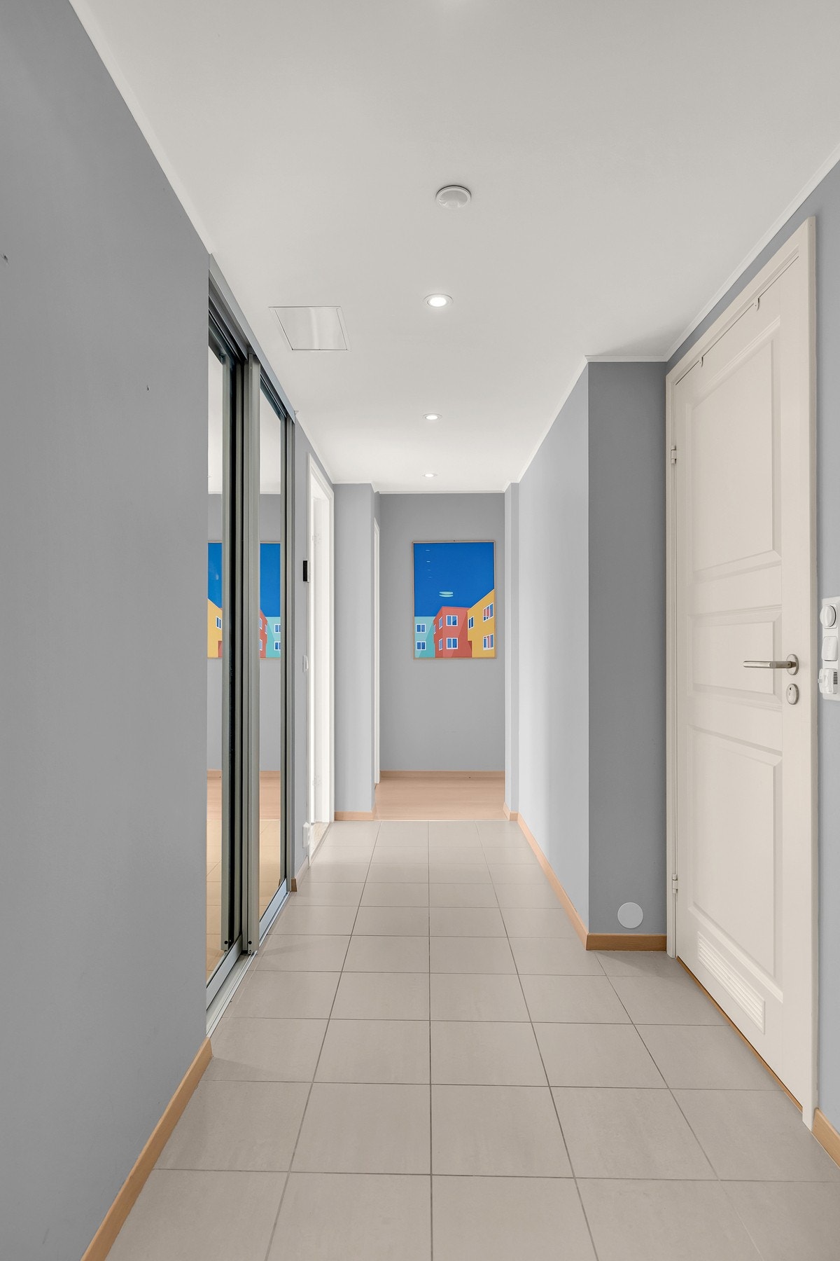 Flislagt entré med skyvedørsgarderobe. Galleribilde