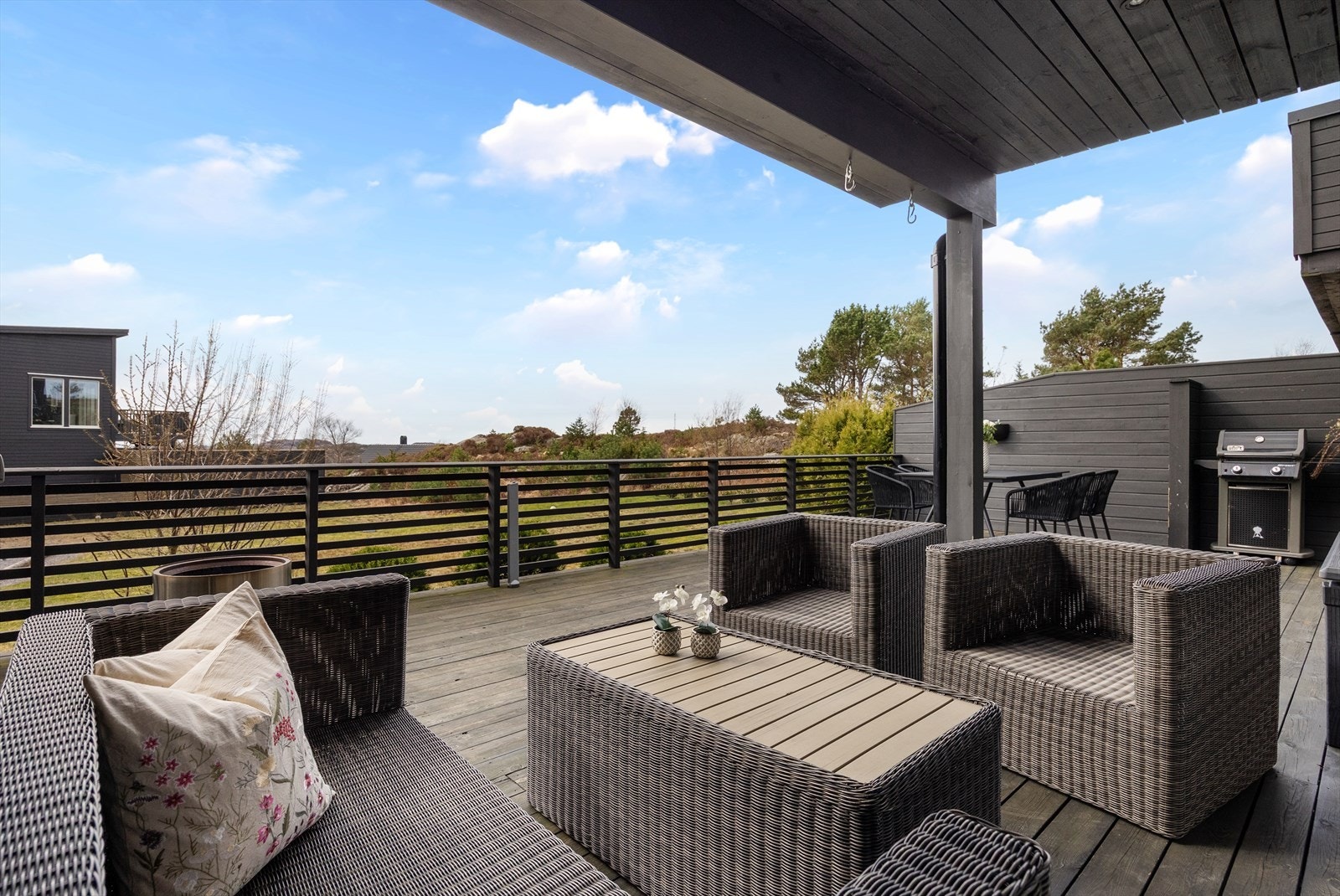 Fra TV stuen er det utgang til en stor terrasse Galleribilde