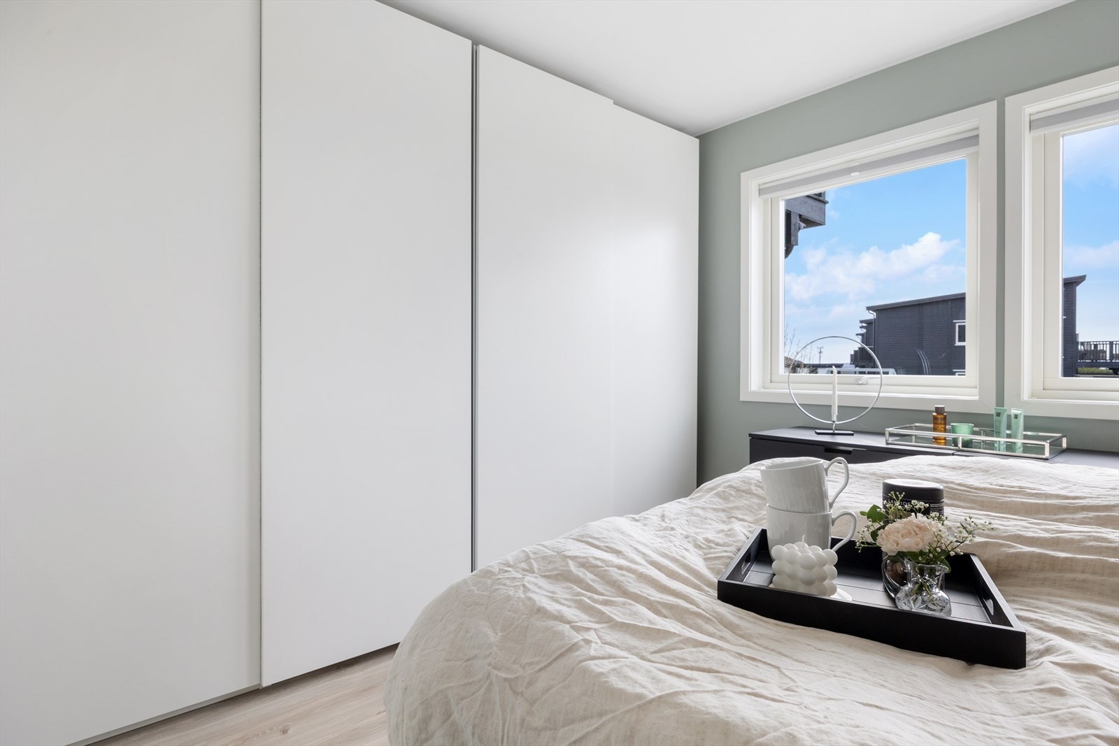 Stor skyvedørsgarderobe Galleribilde