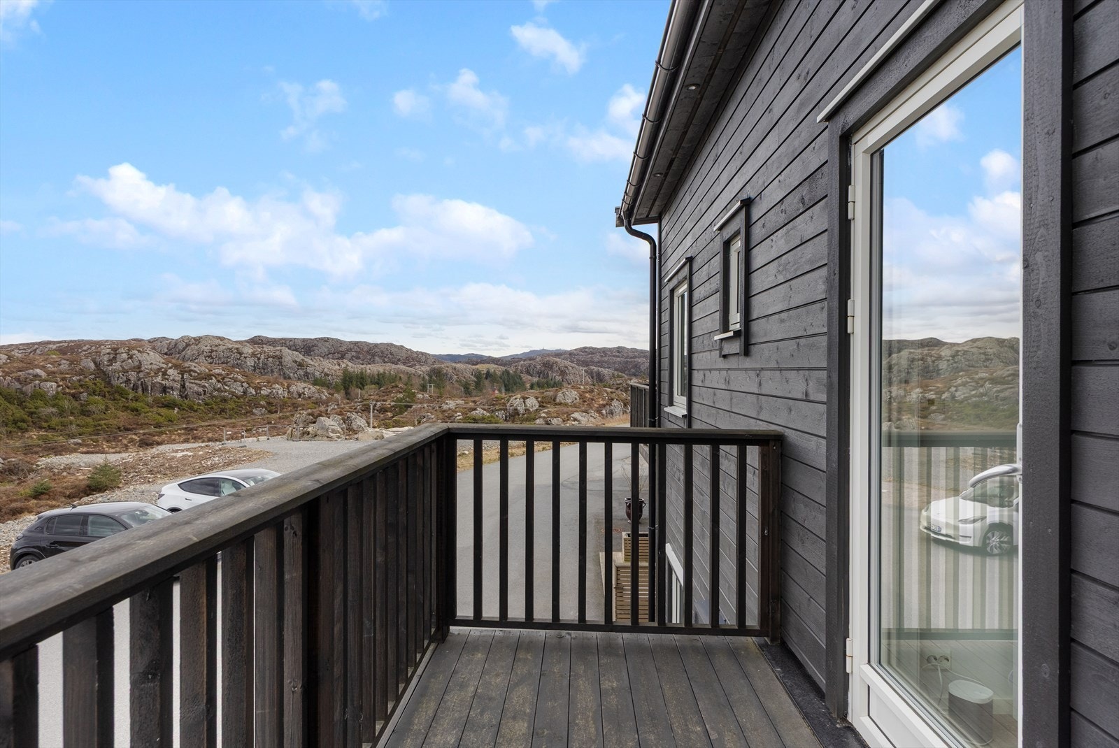 Boligen har 2 balkonger og en stor terrasse Galleribilde