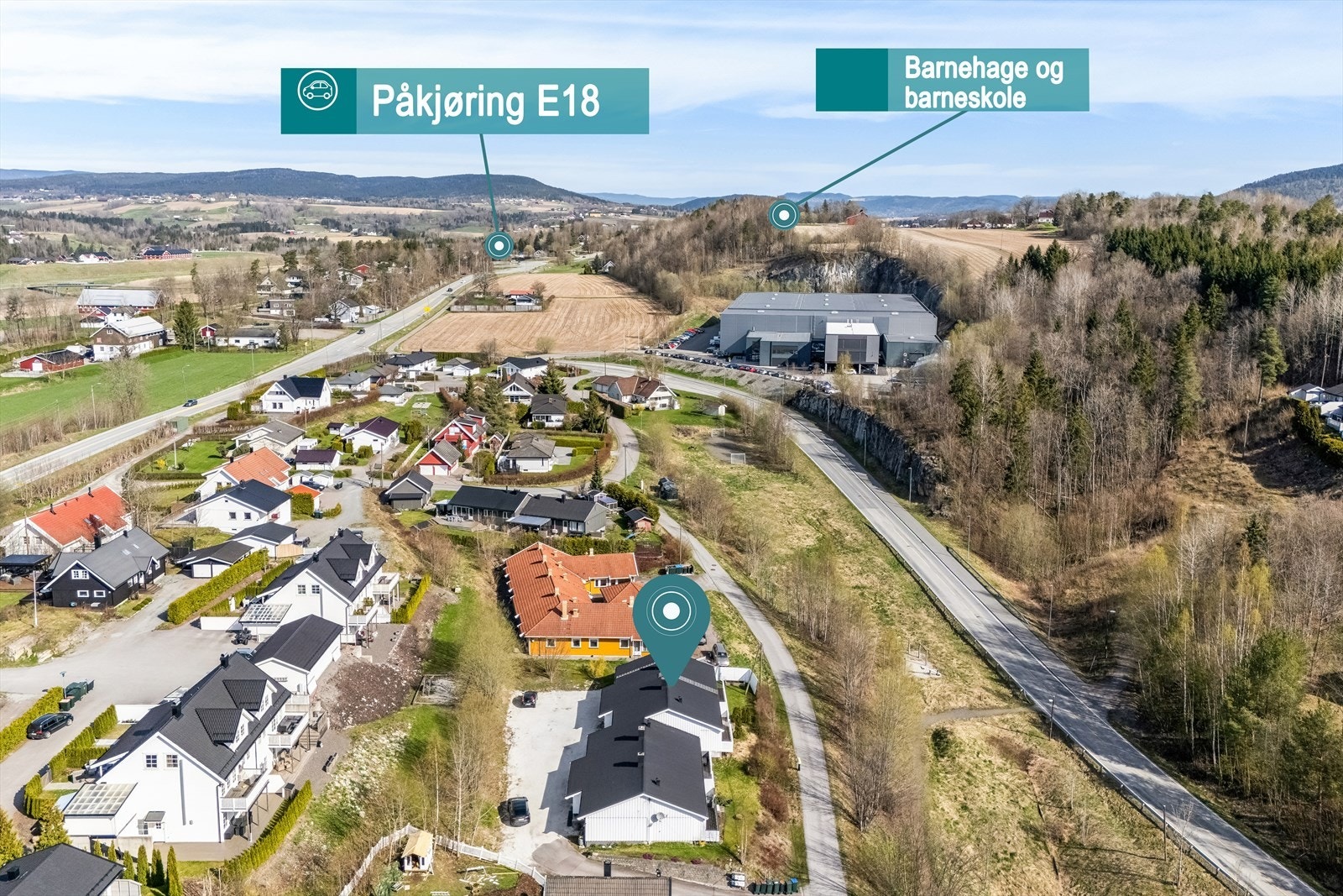 Boligen har en sentral beliggenhet med ca. 10 minutters kjøring til Sande sentrum og ca. 15 minutter til Drammen. Det er kort vei til påkjøring til E18. Galleribilde