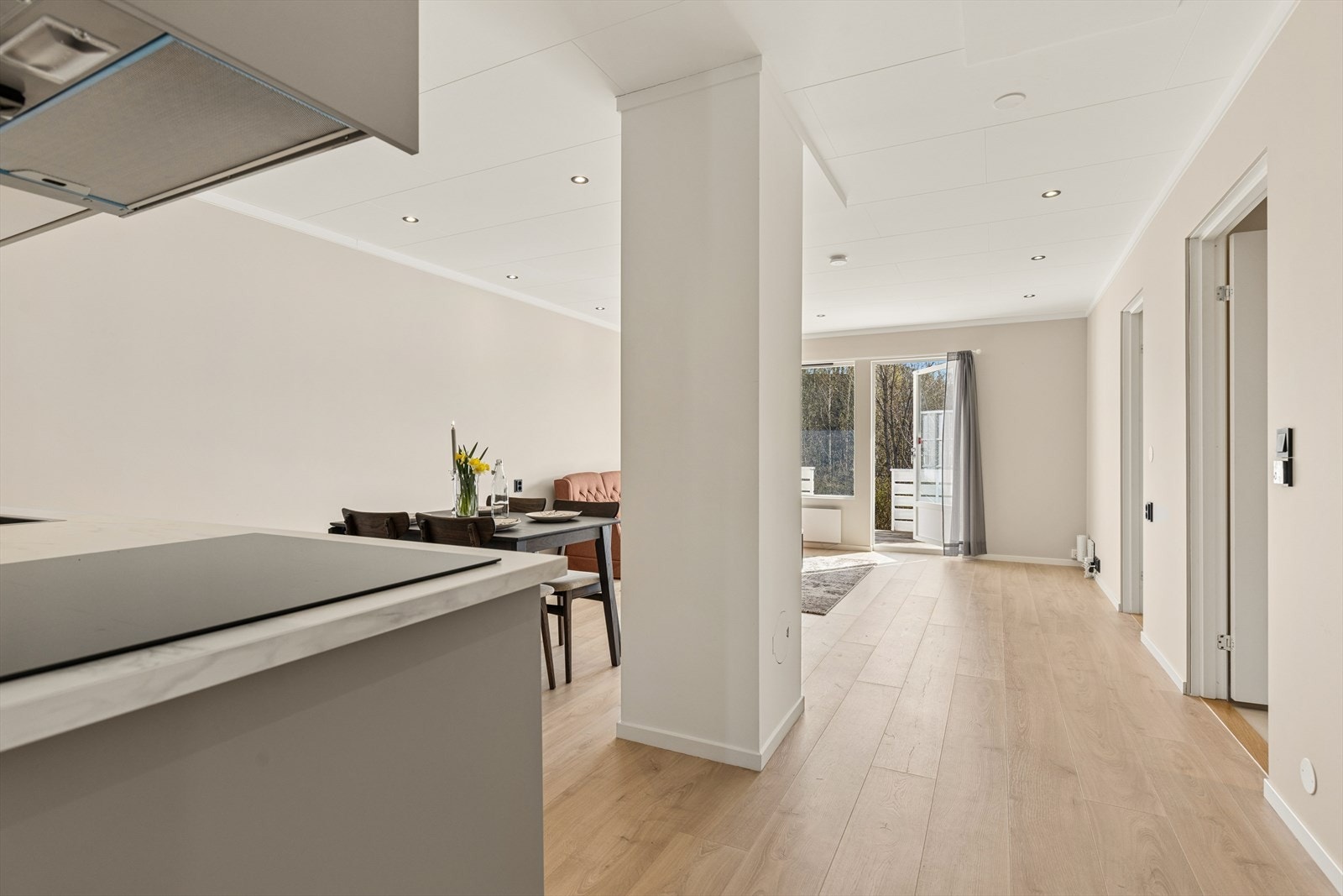 Stuen og spisestuen befinner seg i en åpen og moderne løsning mot kjøkkenet. Galleribilde
