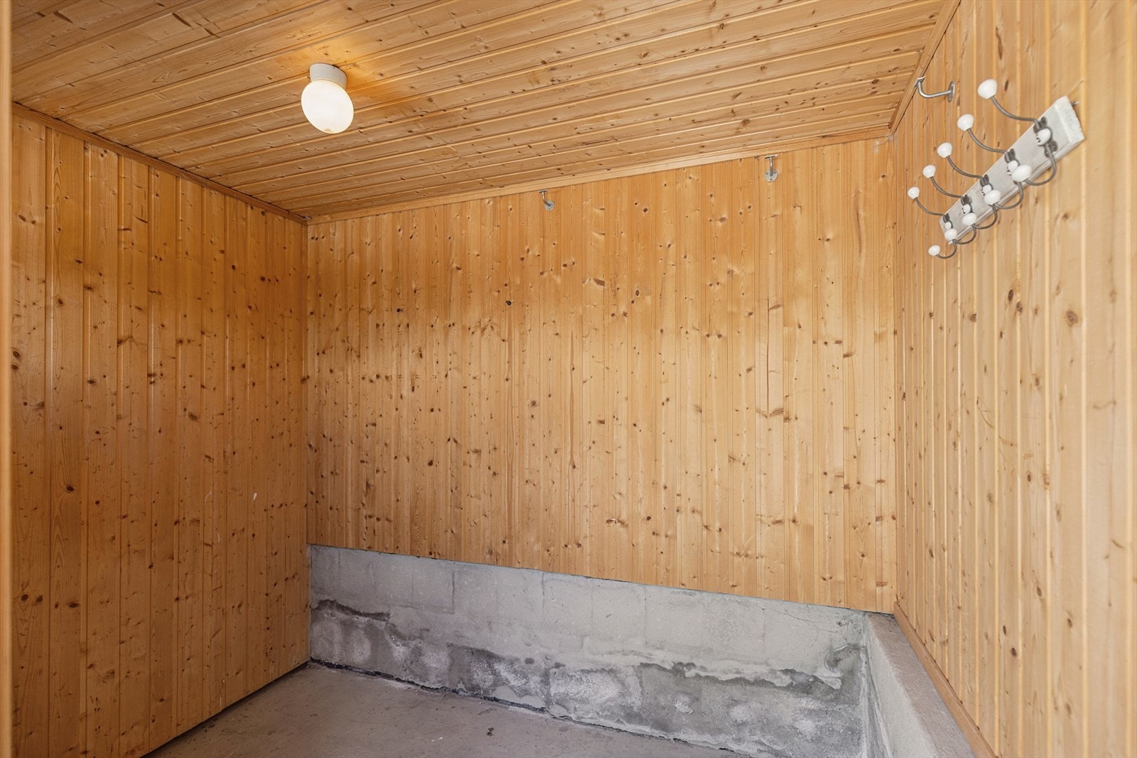 Praktisk utvendig bod på ca. 6 m², plassert i tilknytning til inngangspartiet, som gir gode oppbevaringsmuligheter. Galleribilde