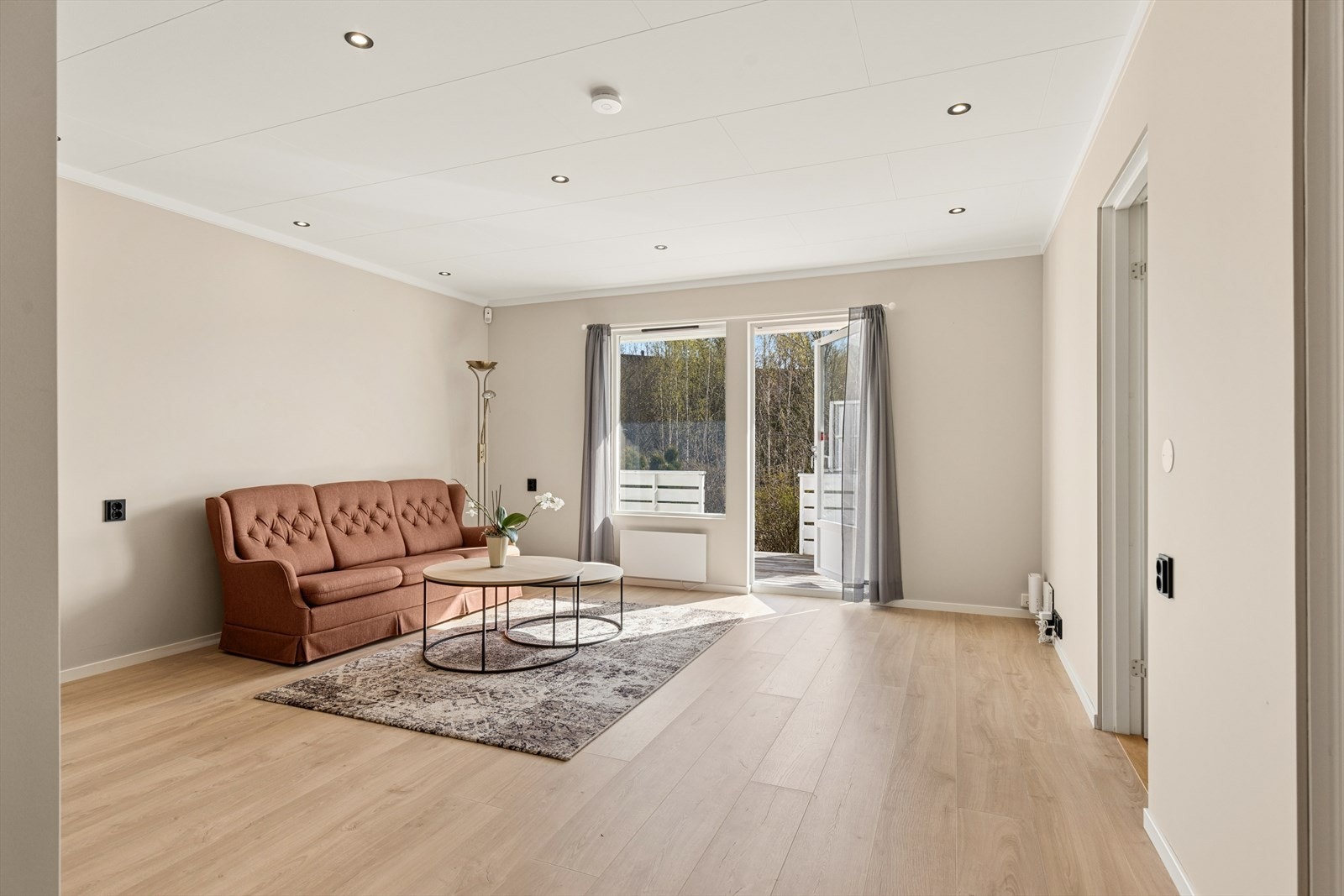 Det er god plass til både spisebord, sofagruppe og TV-møblement. Galleribilde