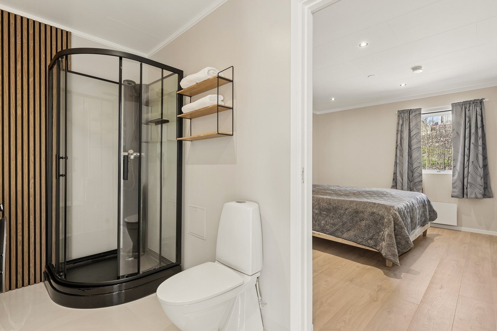 Badet ble oppgradert i 2023/2024 med blant annet nymalte overflater, ny baderomsinnredning, nytt dusjkabinett og speil. Det er direkte adkomst fra baderommet til boligens hovedsoverom, noe som gir en praktisk og funksjonell løsning. Galleribilde