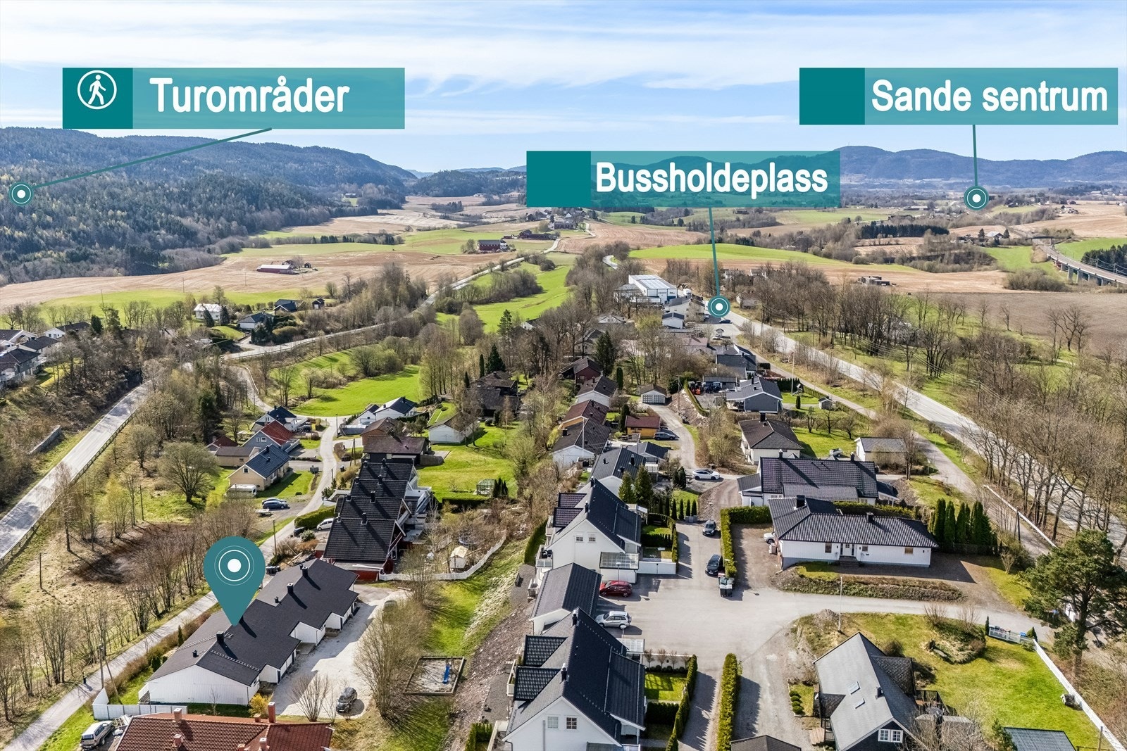 Rekkehuset har en meget attraktiv beliggenhet i en blindvei i en rolig del av et etablert boligområde på Ekeberg i Sande. Fra boligen er det kort avstand til skole og barnehage. Galleribilde