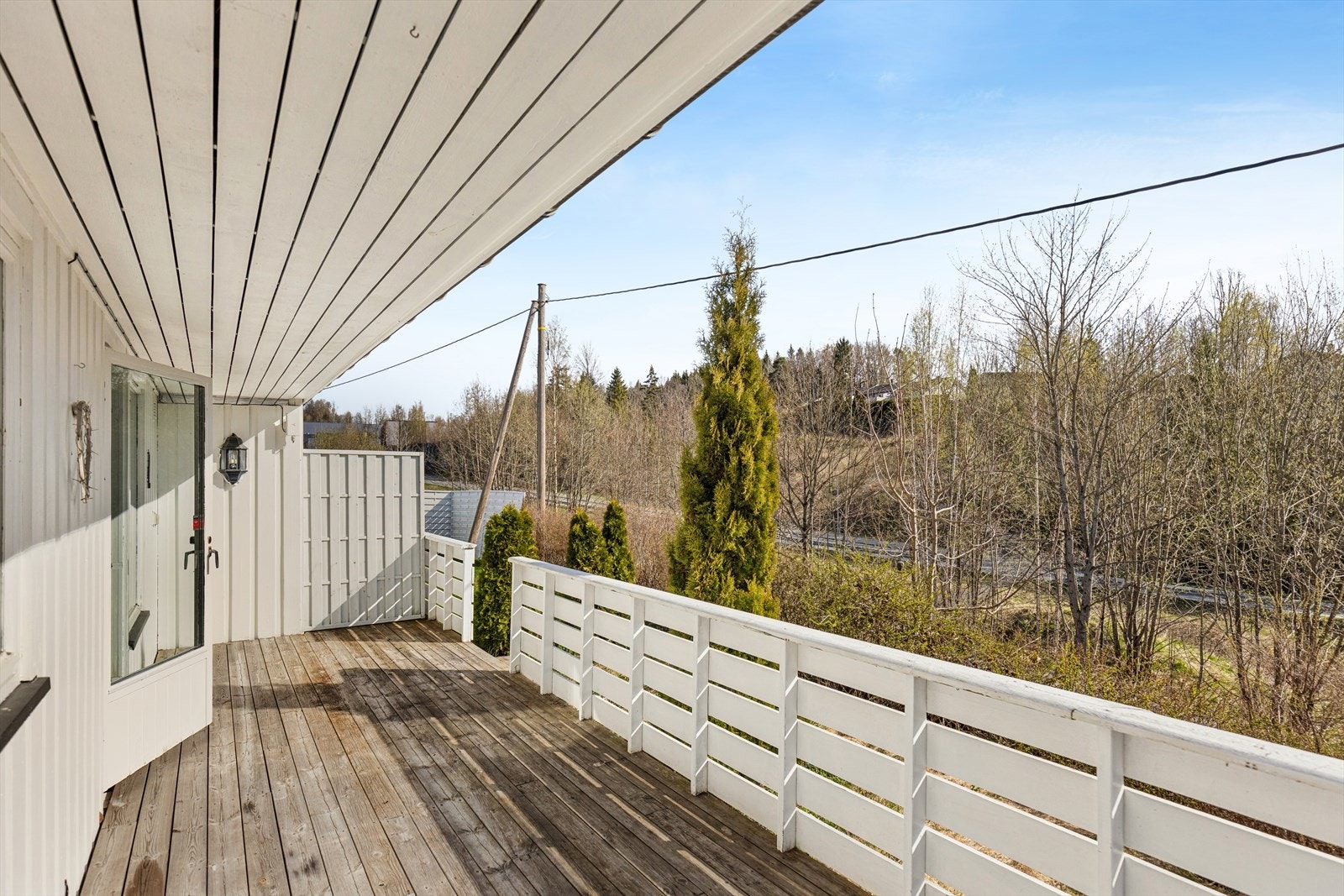 Boligen har en koselig, overbygget terrasse på ca. 18 m² med adkomst fra stuen. Terrassen har gode solforhold med både morgen- og ettermiddagssol. Galleribilde