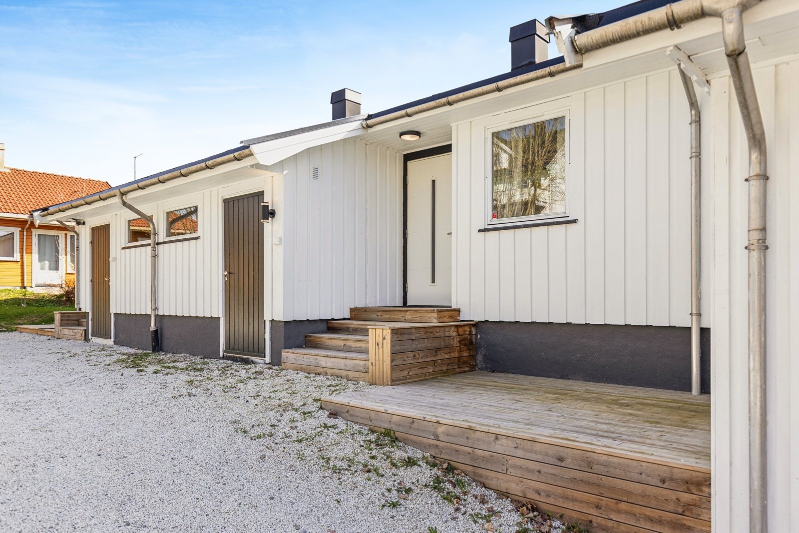 Fra felles gårdsplass er det trappeadkomst til boligens innbydende, overbygde inngangsparti med tilhørende terrasseområde. I tilknytning til inngangspartiet er det også en praktisk utvendig bod som gir gode oppbevaringsmuligheter. Galleribilde