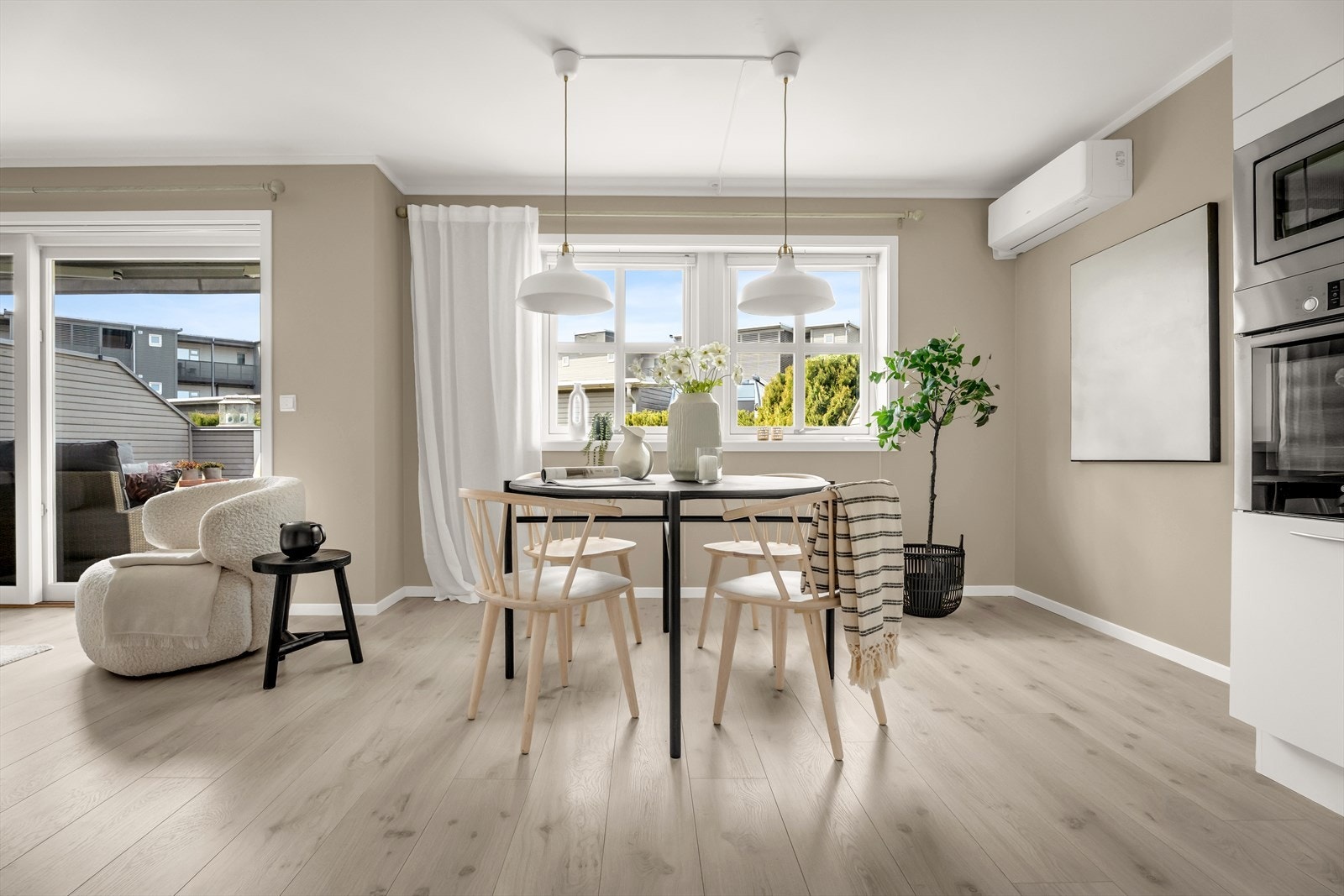Det er god plass til en hyggelig spiseplass i tilknytning til kjøkkenet. Galleribilde