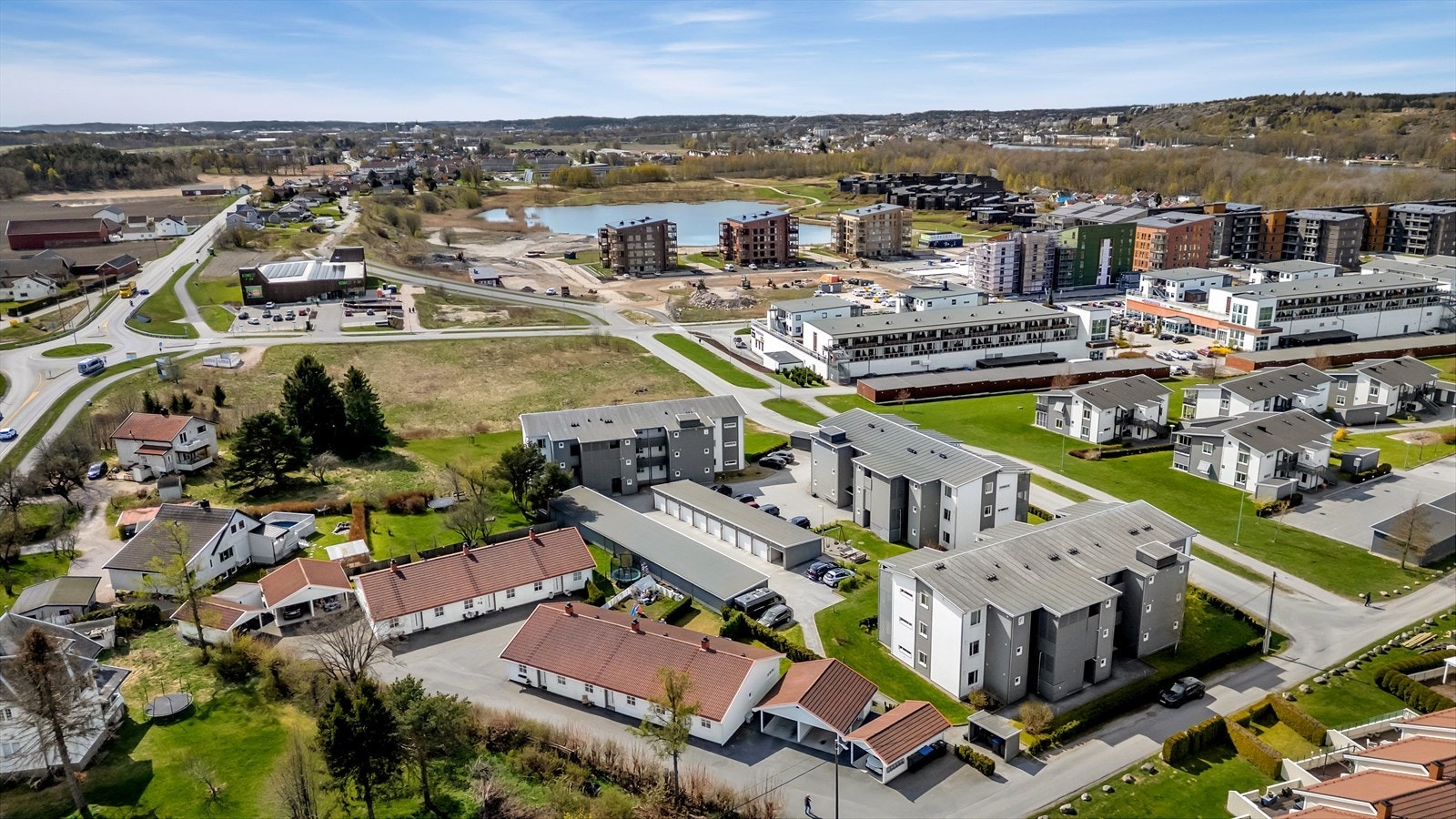 Beliggenheten kombinerer rolige omgivelser med kort vei til servicetilbud som Østsiden Storsenter, skoler og barnehager. Galleribilde