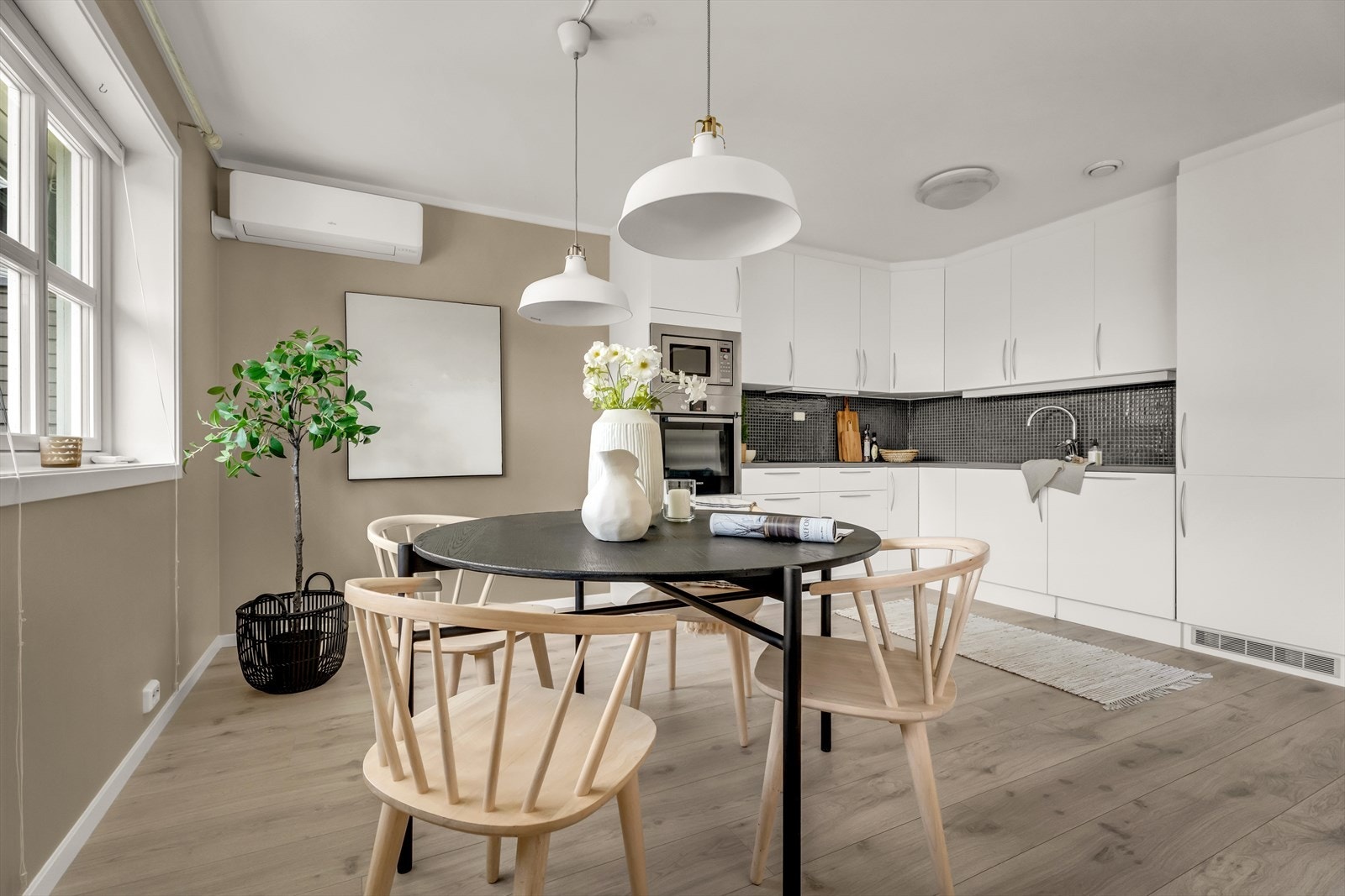 Spiseplassen er plassert ved vinduet, som gir godt med dagslys under måltidene. Galleribilde