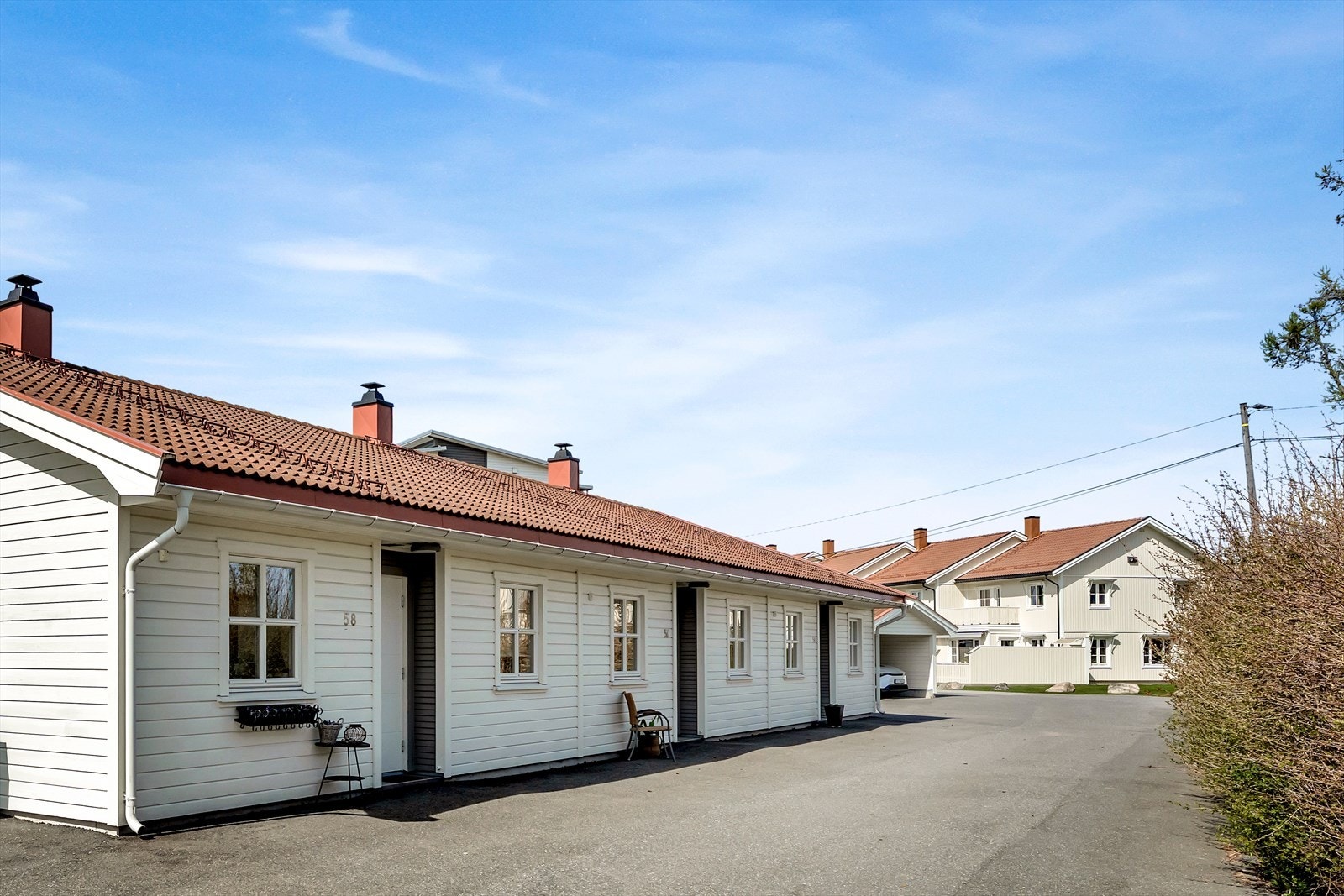 Rekkehuset ligger i et etablert og rolig boligområde. Galleribilde
