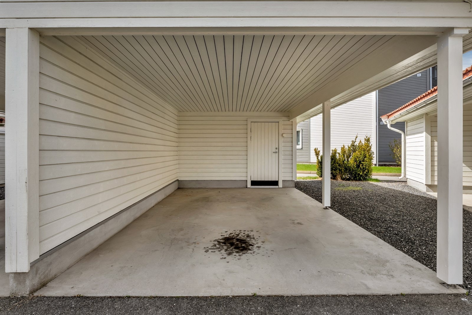 Til boligen hører en carport med en praktisk bod i bakkant på ca. 5 m². Galleribilde