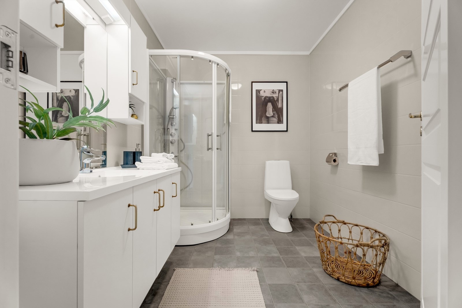 Badet er fra byggeåret og har fliser på gulv og vegger, samt elektriske varmekabler i gulvet. Galleribilde