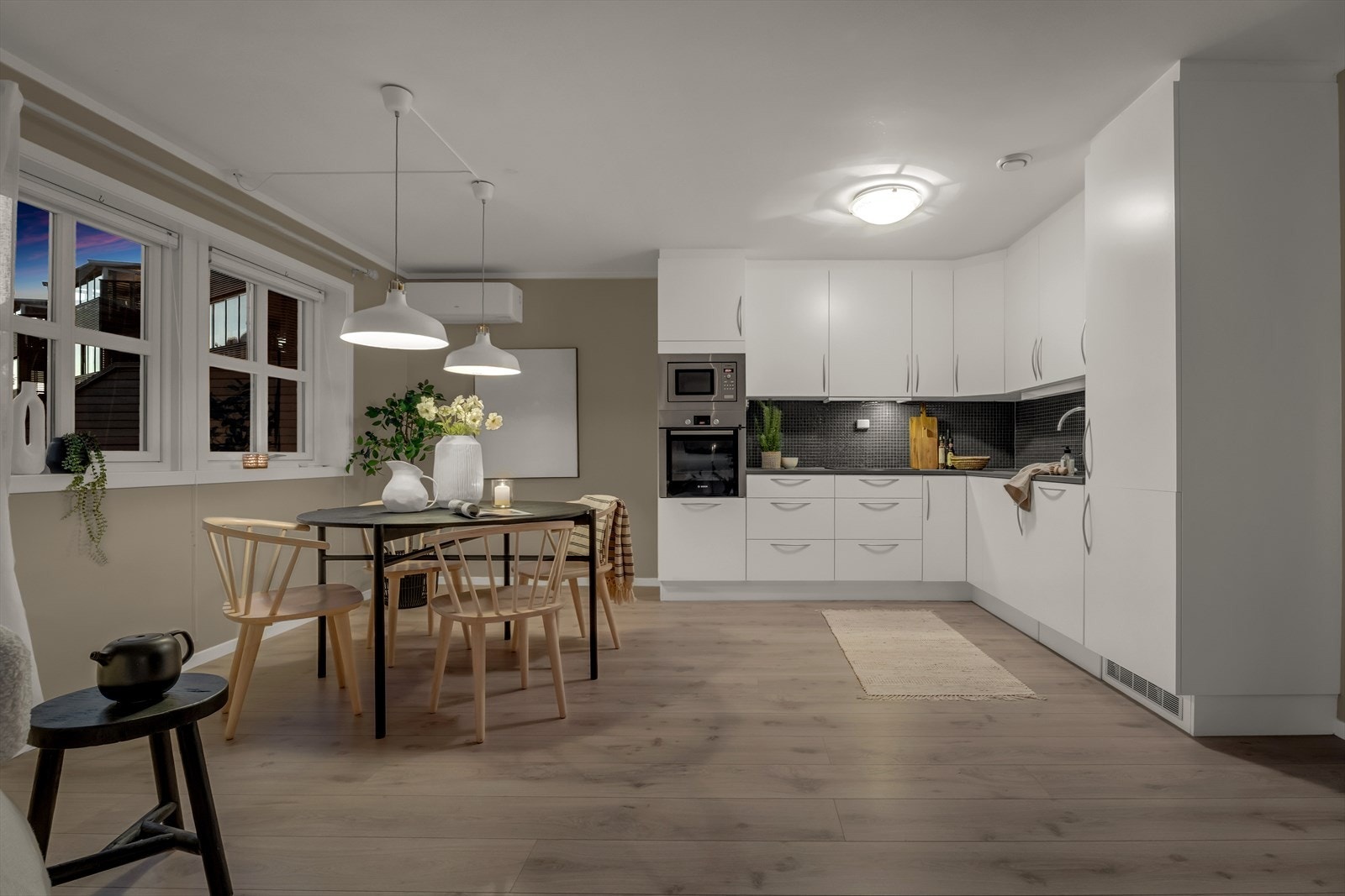 Kjøkken og spiseplass sett fra stuen. Galleribilde
