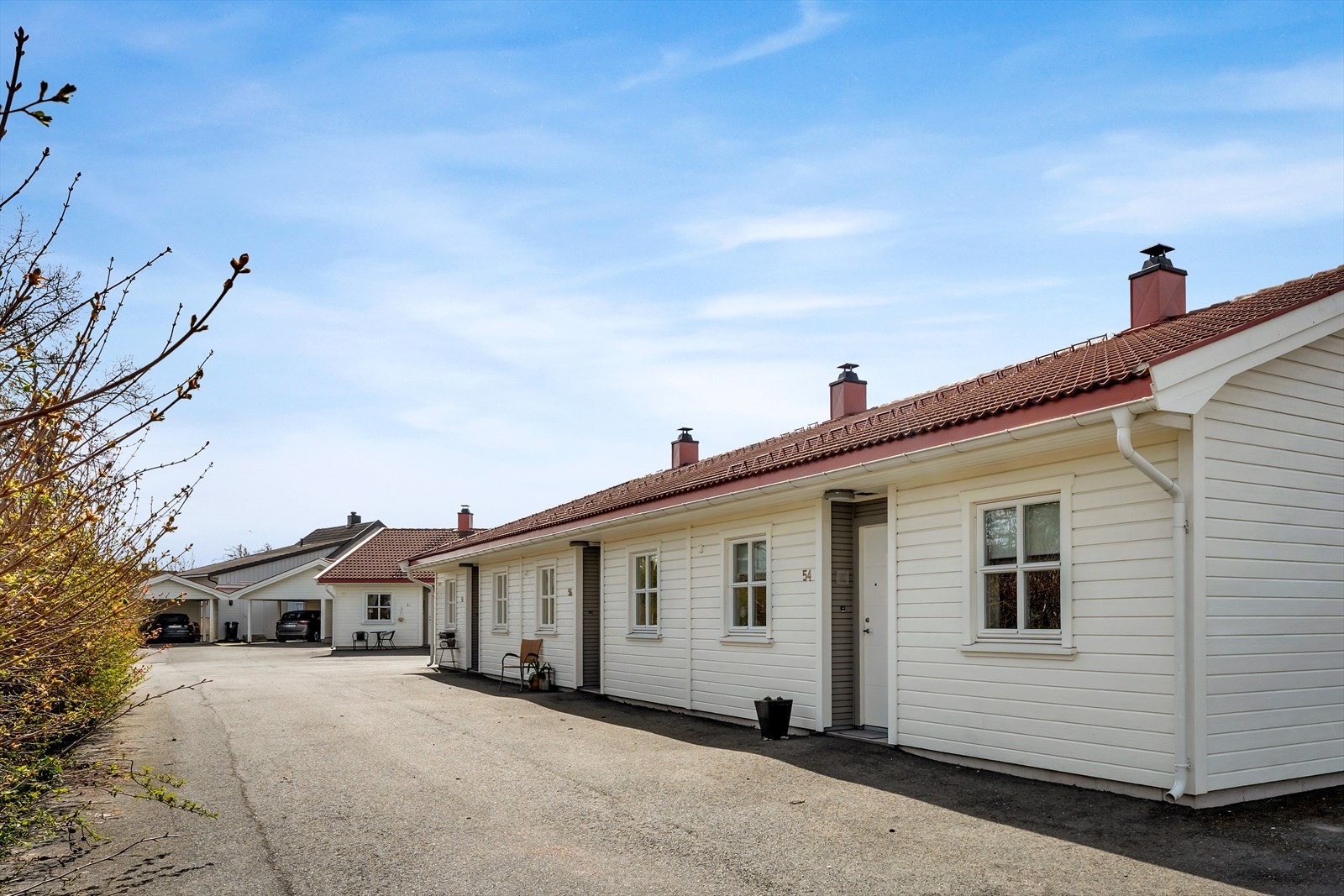 Asfaltert gårdsplass foran boligene. Galleribilde