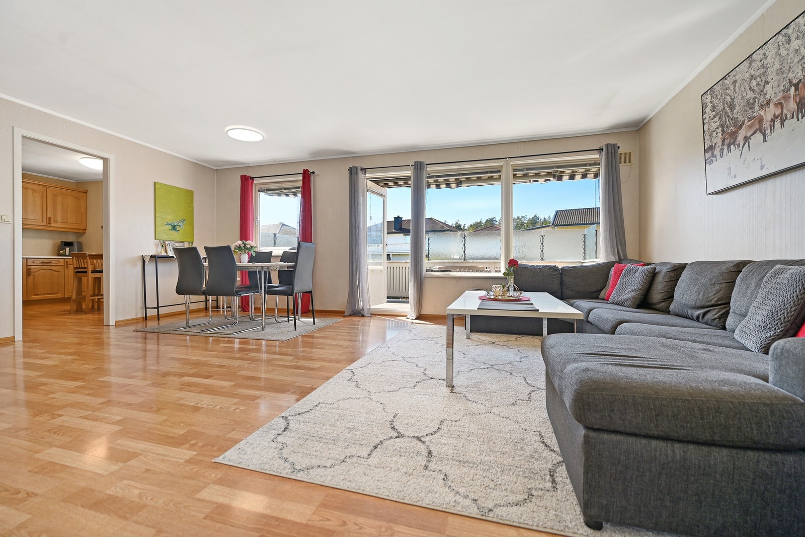 Fra stuen er det utgang til veranda på 15 m². Galleribilde