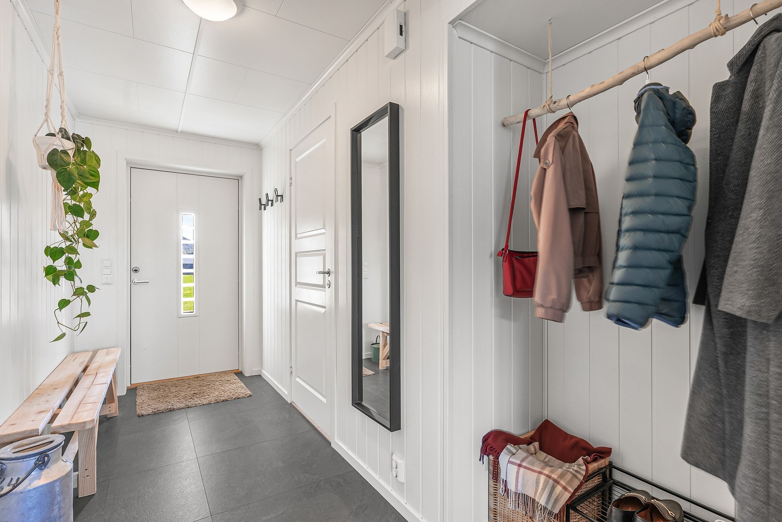 Innbydende entré med gode oppbevaringsmuligheter. Det er nisje i entreen med plass til garderobeløsning, samt plass til kommode eller annen oppbevaring Galleribilde