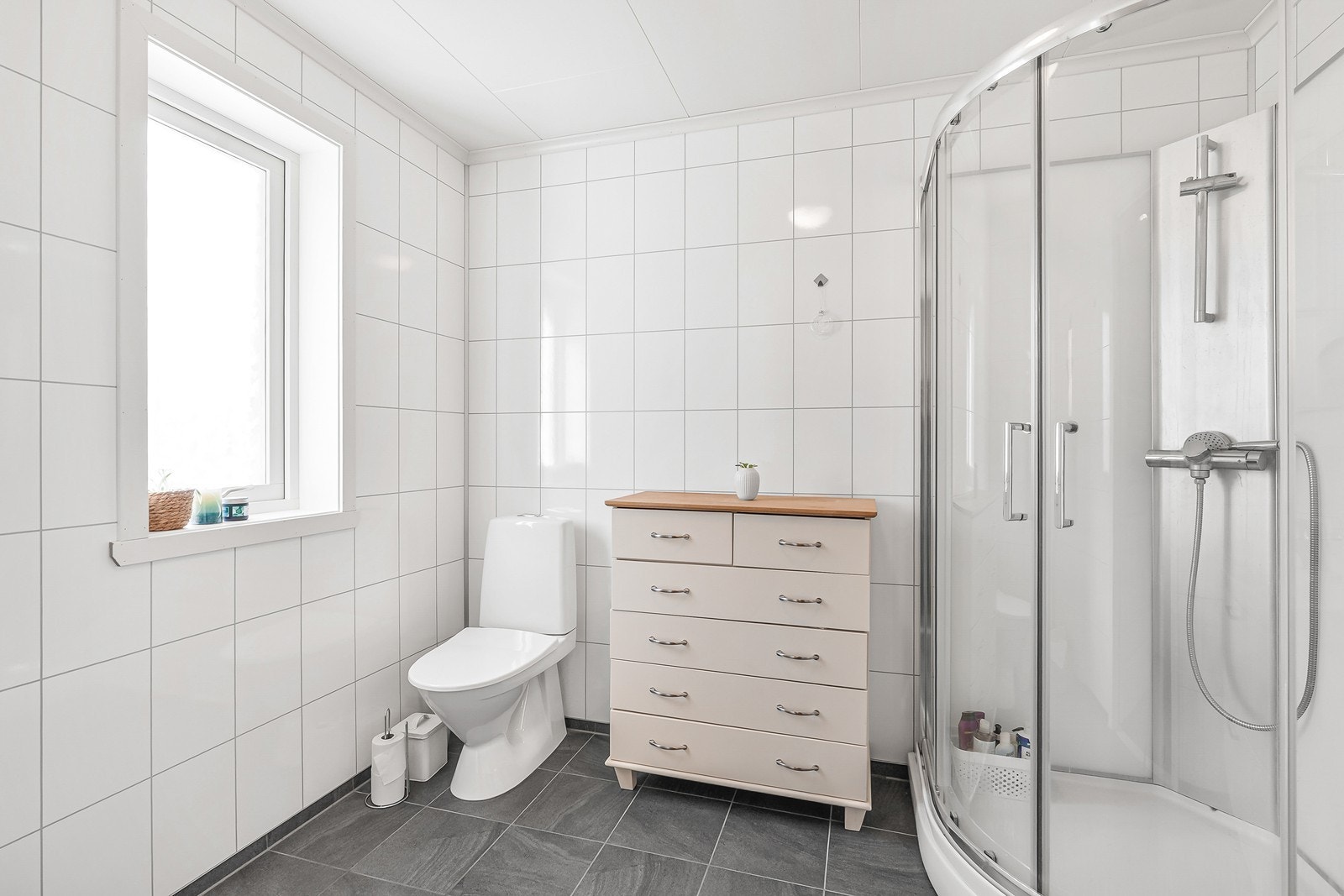 Badet har baderomsplater på vegger og flislagt gulv med varmekabler. Galleribilde