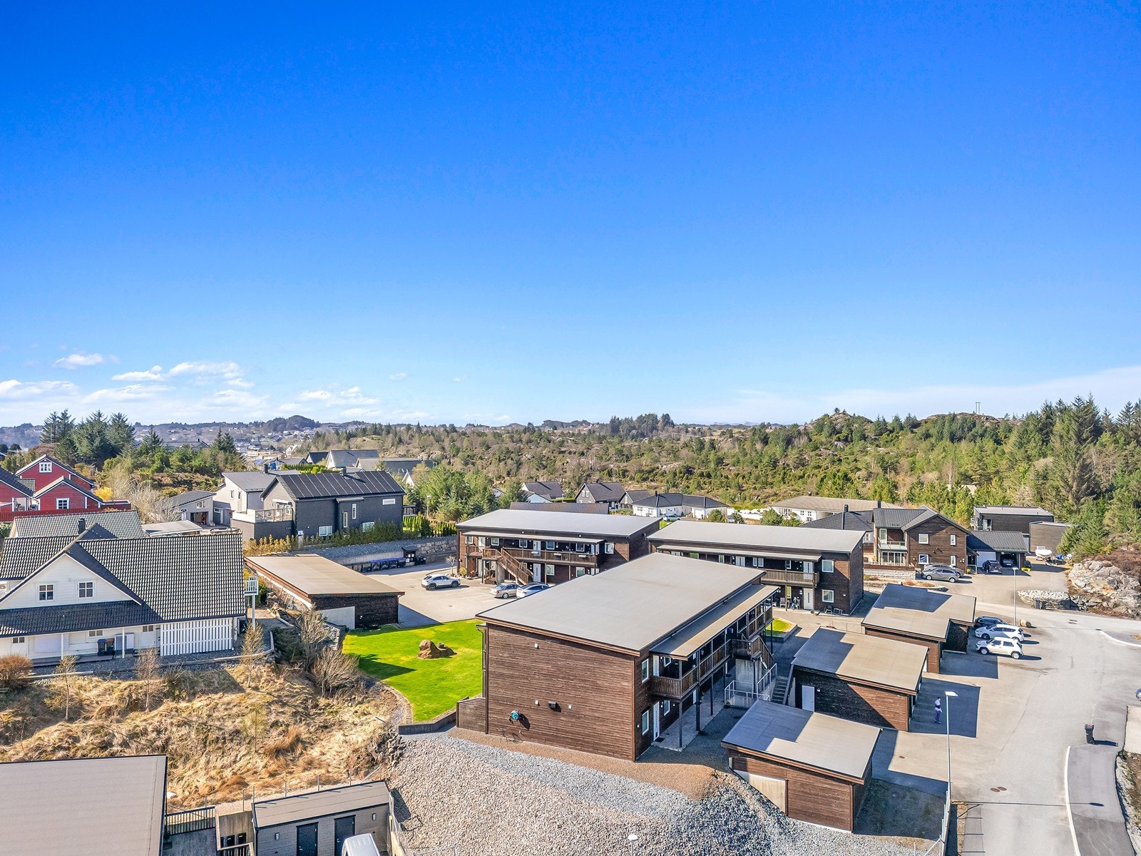Den felleseiede tomten utgjør ca. 4 185 m². Galleribilde