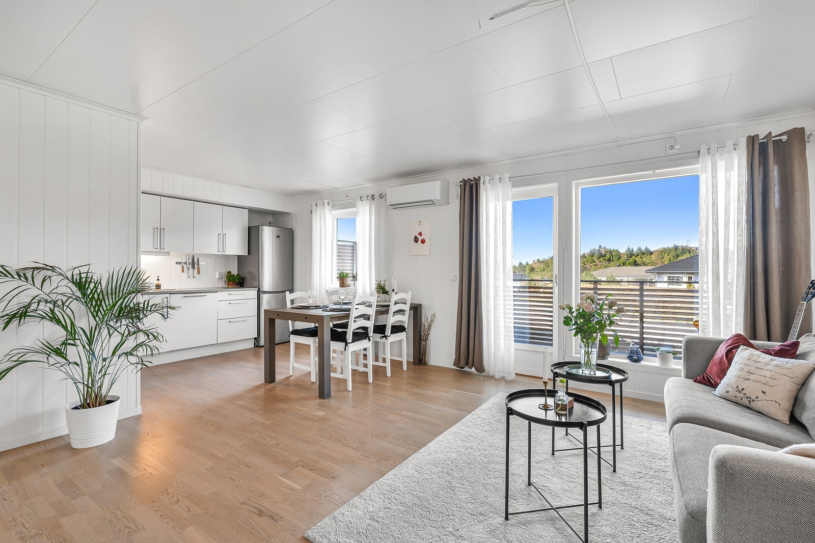 Fra stuen er det utgang til en terrasse på bakkeplan på ca. 14 m², med god plass til sittegruppe. Galleribilde