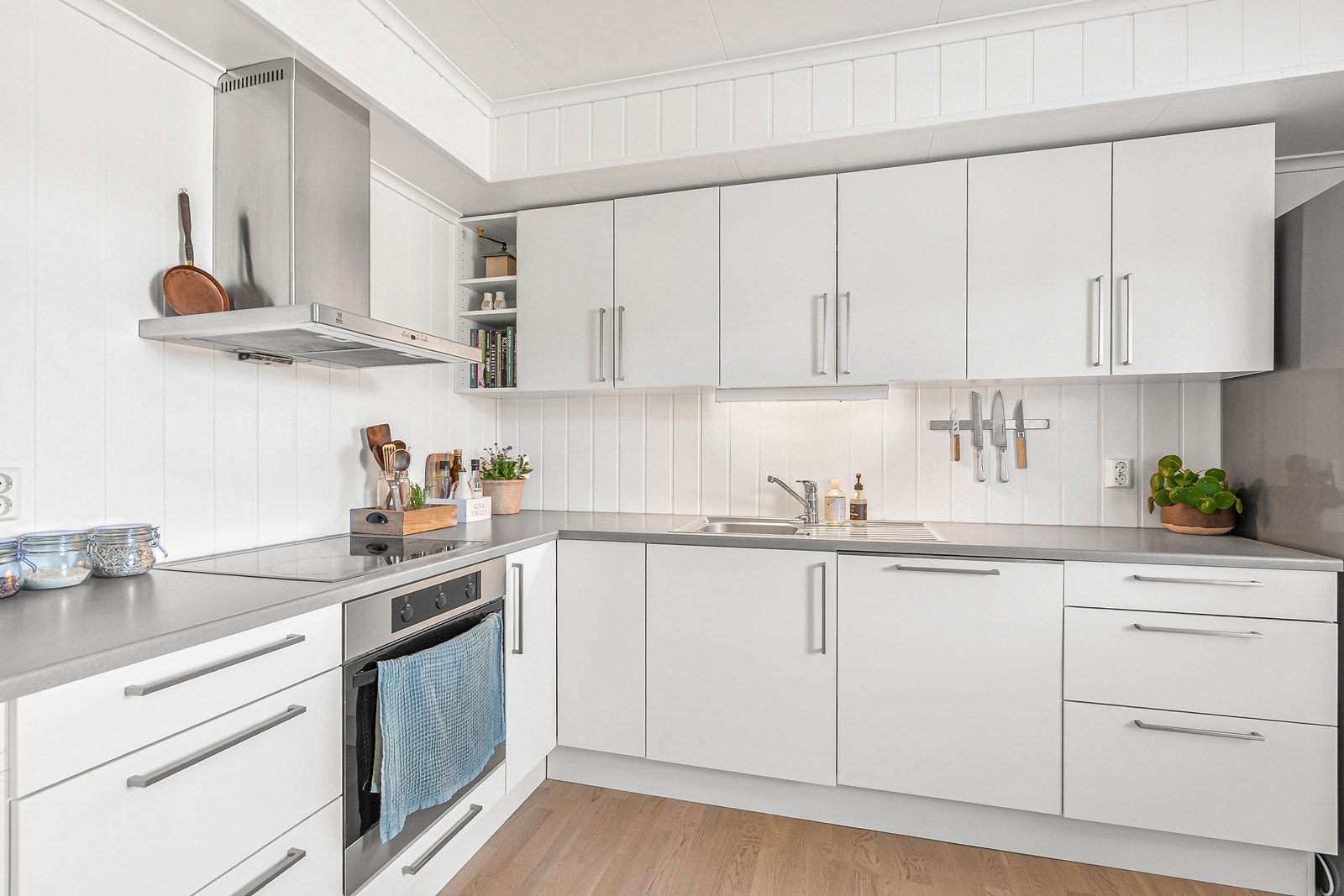 Kjøkkenet har hvit innredning med laminerte fronter og laminert benkeplate, og byr på rikelig med skap- og benkeplass. Galleribilde