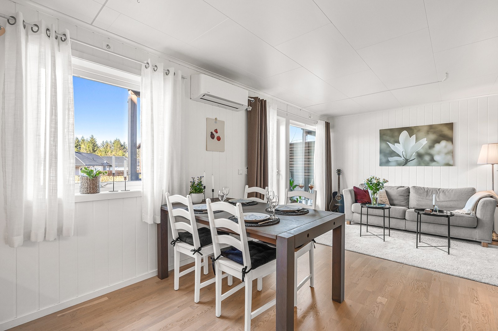 Rommet har varmepumpe og det er varmekabler i gulv. Galleribilde