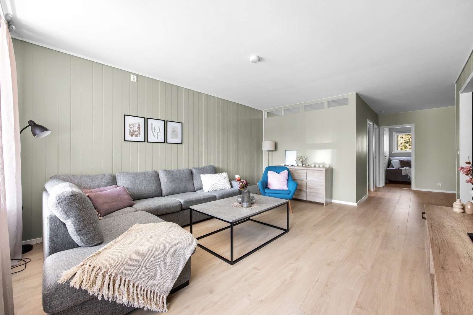 Lekker stue med god plass for sofamøblement Galleribilde