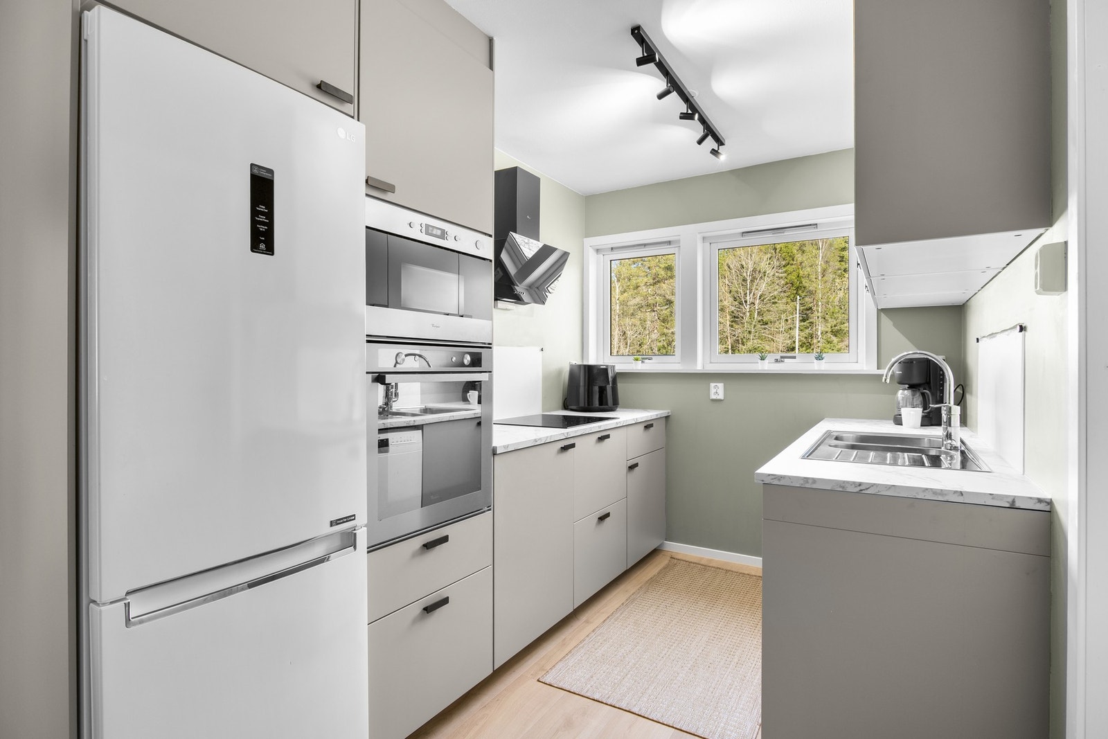 Store vinduer skaper et godt arbeidslys for kokken Galleribilde