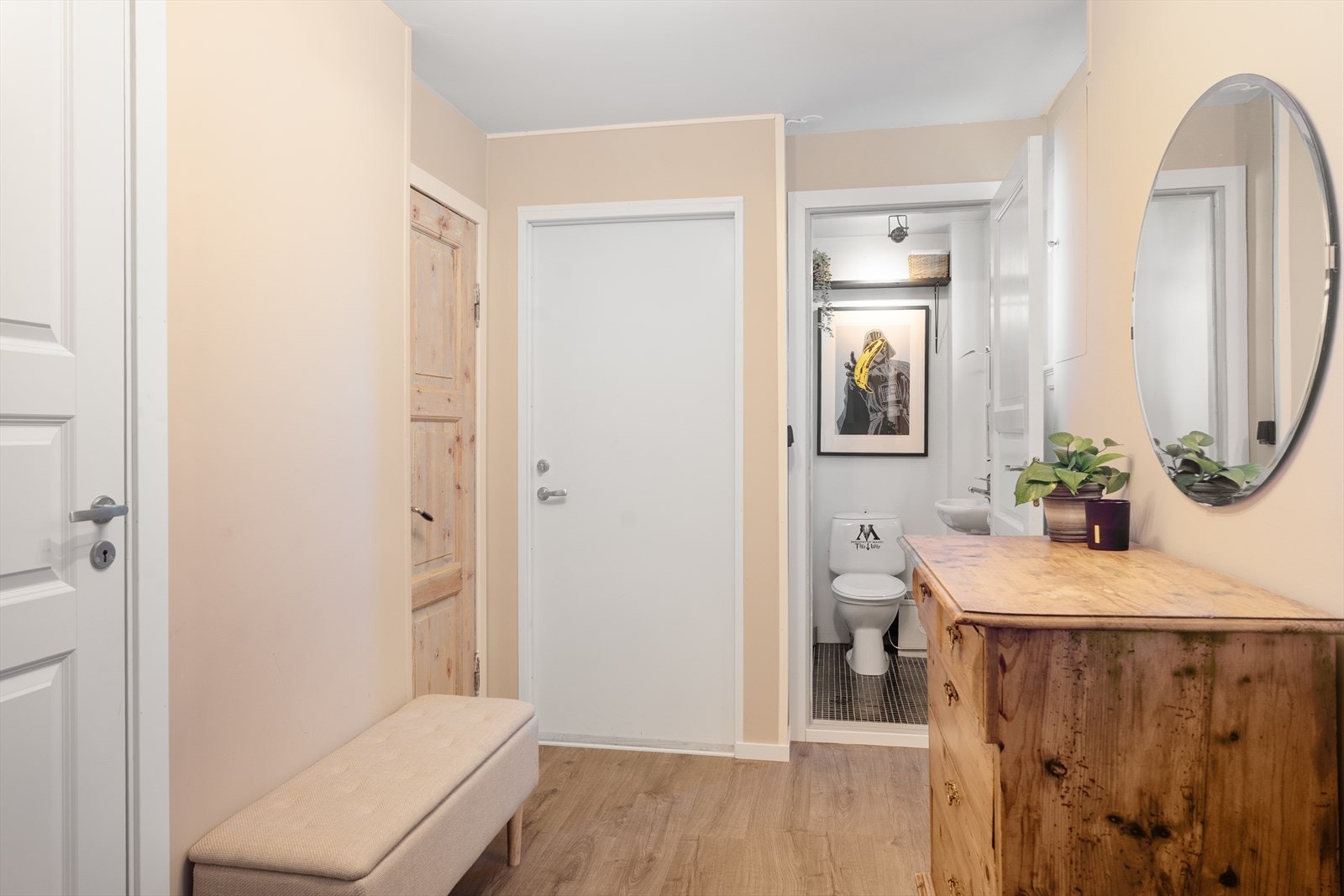 Moderne laminatgulv og pent fargevalg Galleribilde