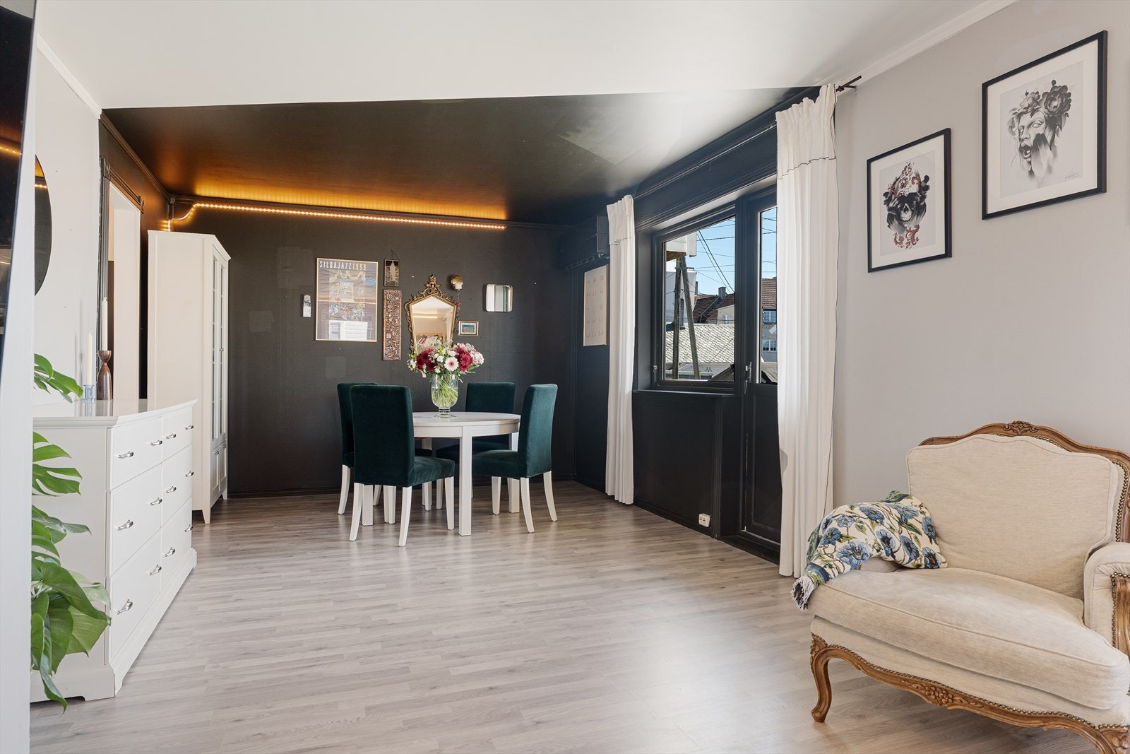 Gode møbleringsmuligheter med god plass til sofagruppe og spisebord Galleribilde