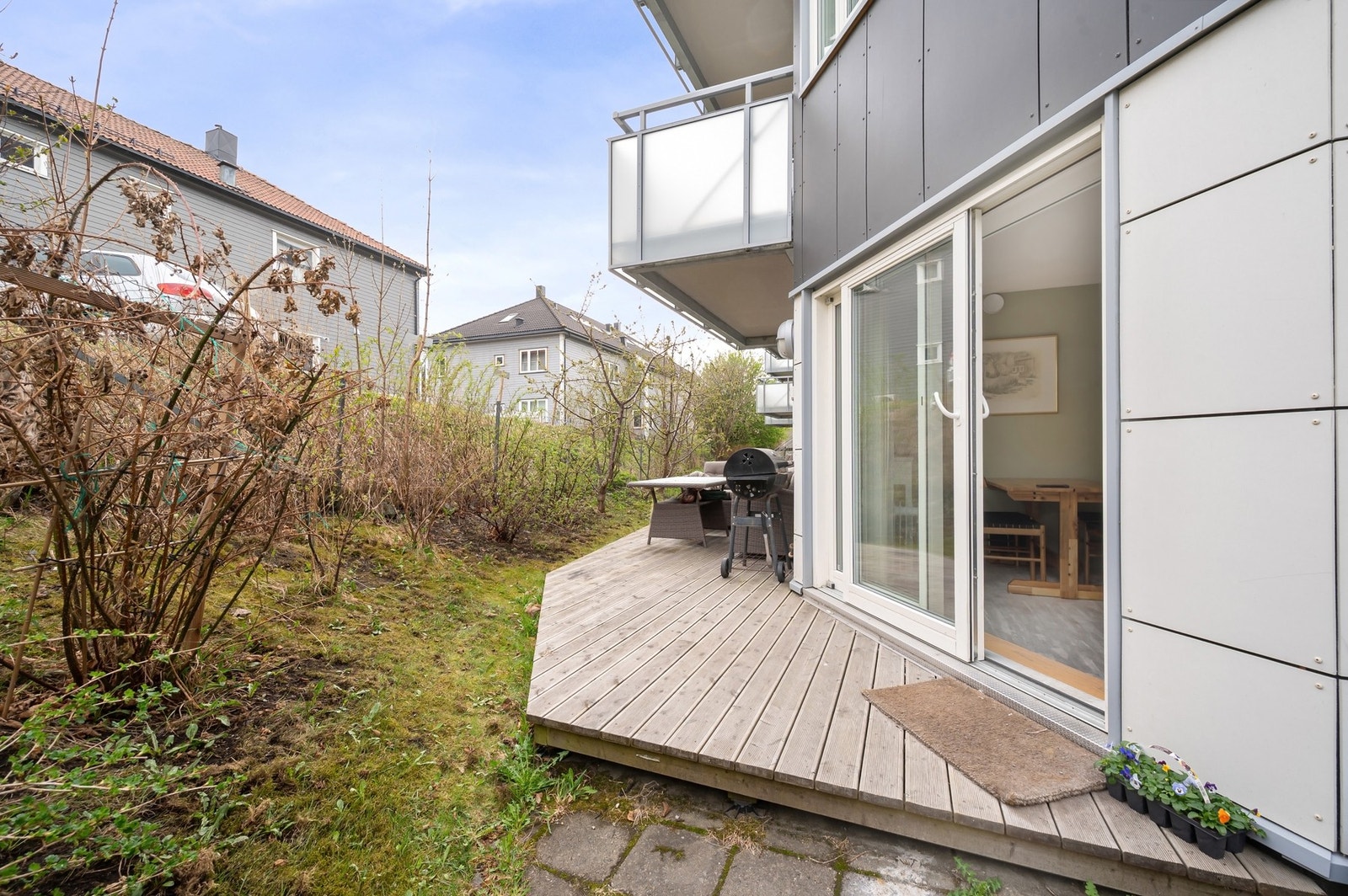 Fra stuen har du utgang til leilighetens terrasse. Galleribilde
