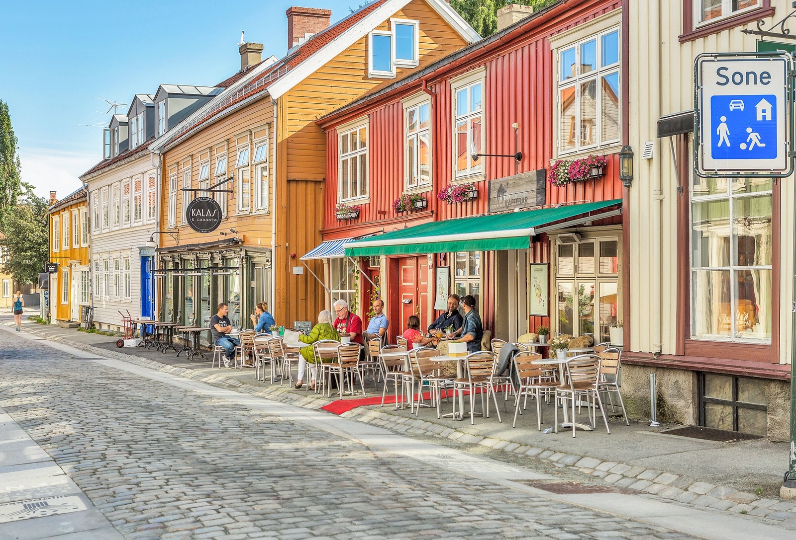 Flotte Bakklandet ligger i gangavstand fra leiligheten, med sine sjarmerende kaféer, restauranter, utesteder og butikker. Galleribilde