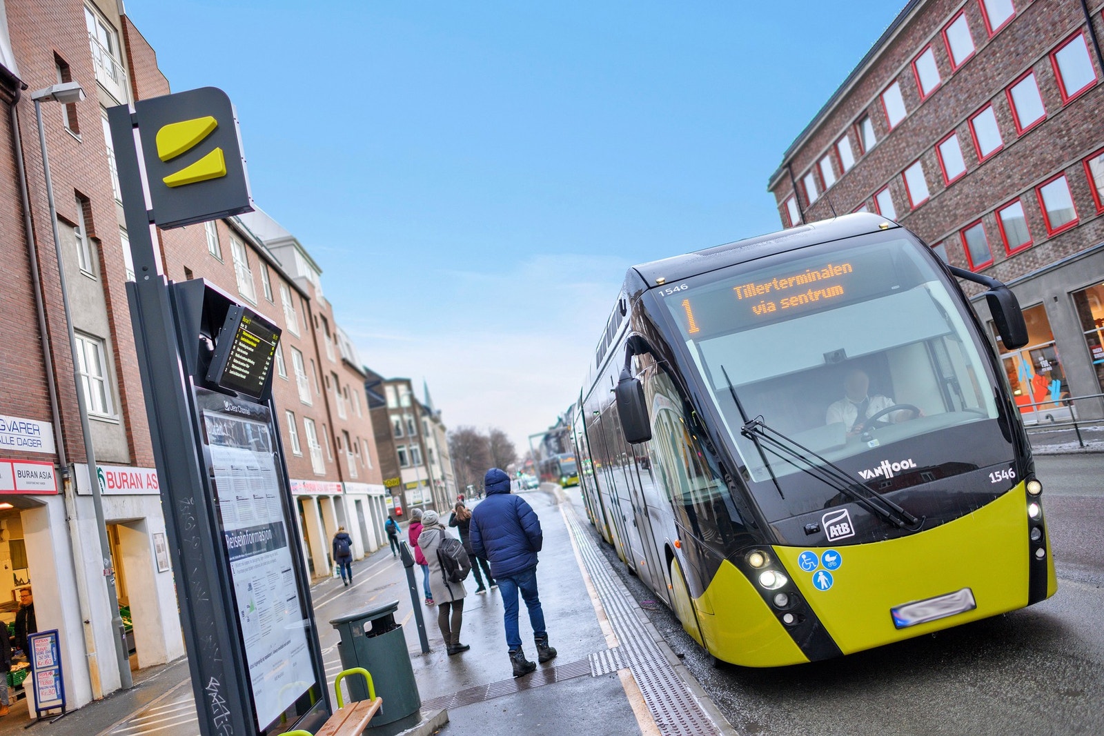 I kort avstand fra leiligheten har du flere bussholdeplasser med hyppige avganger mot sentrum. Galleribilde