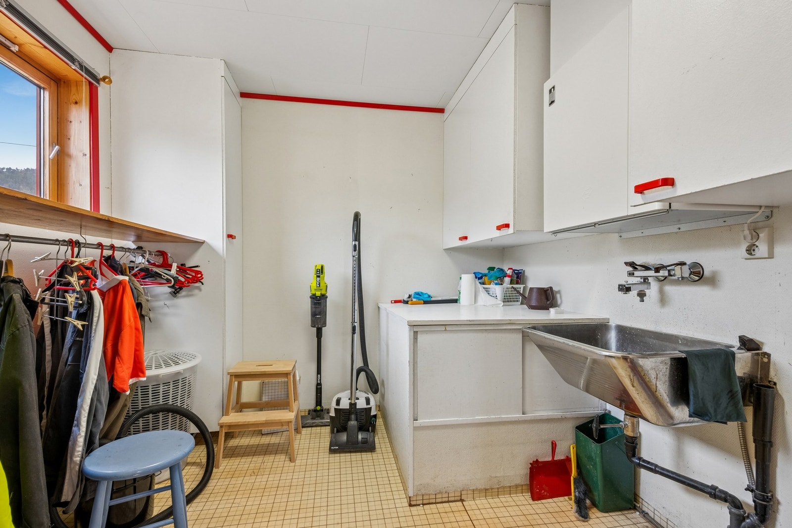 Praktisk vaskerom plassert i tilknytning til entreen, med enkel og funksjonell adkomst. Galleribilde