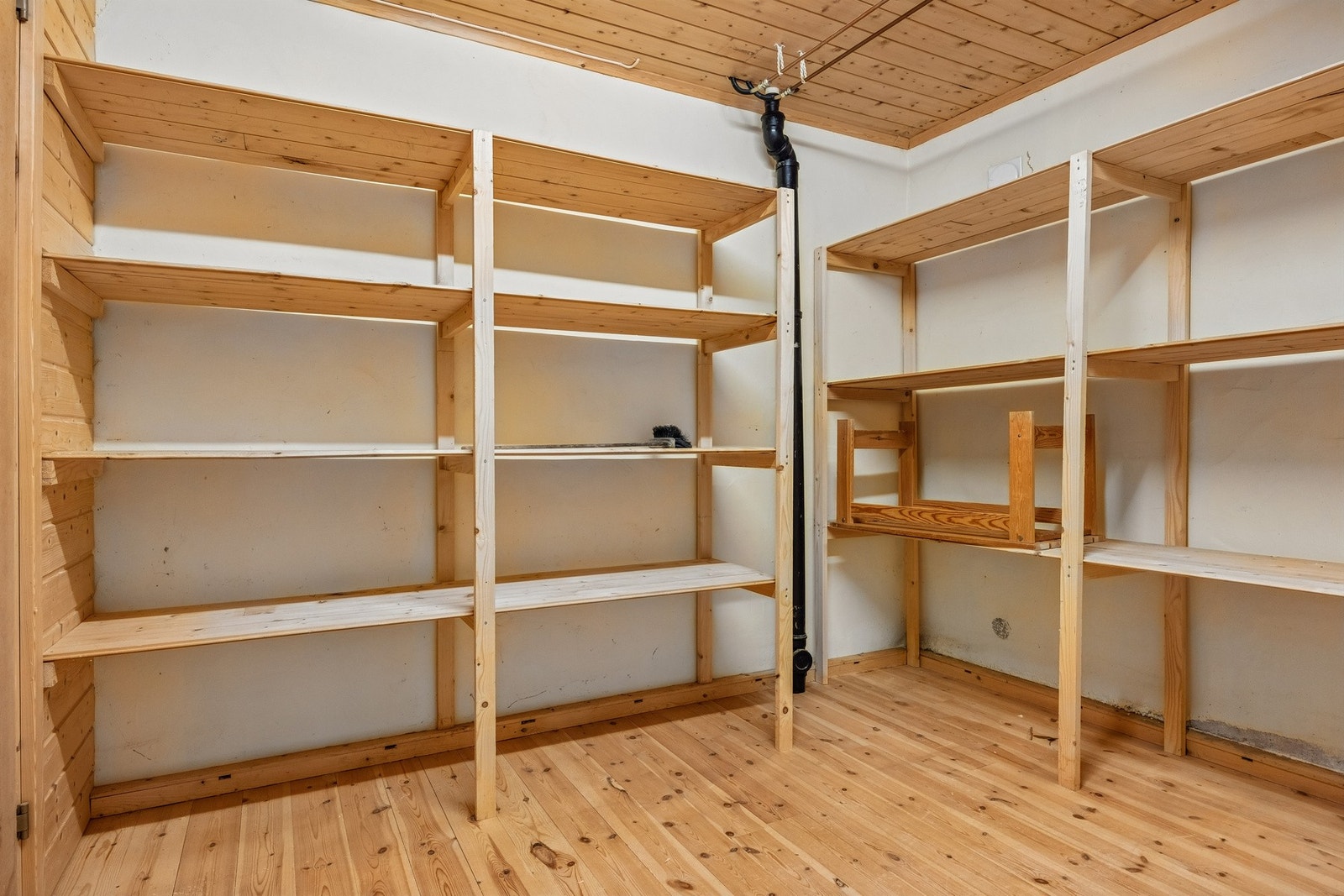 Kjelleren inneholder flere boder med gode oppbevaringsmuligheter. Galleribilde