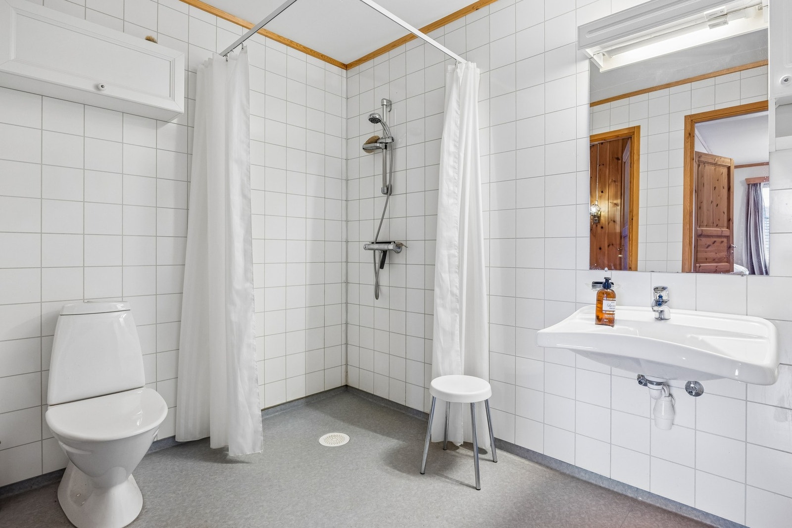 Badet i 1. etasje ble oppgradert i 2007 og har behagelig gulvvarme. Galleribilde