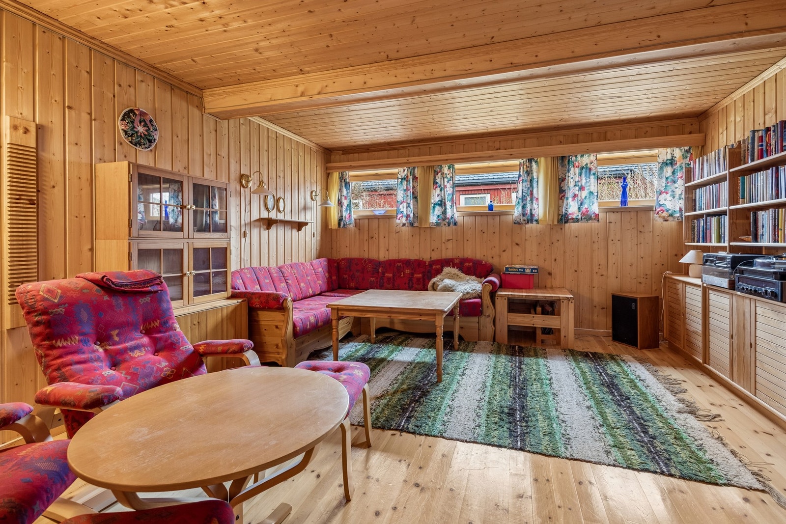 Lunt og praktisk kjellerstue med god plass til ulike møbleringsløsninger. Galleribilde