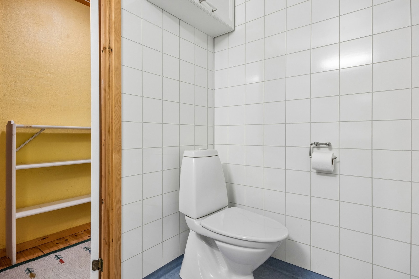 Badet i kjelleren ble oppgradert i 2007 og er utstyrt med gulvbelegg og gulvvarme som gir god komfort. Galleribilde