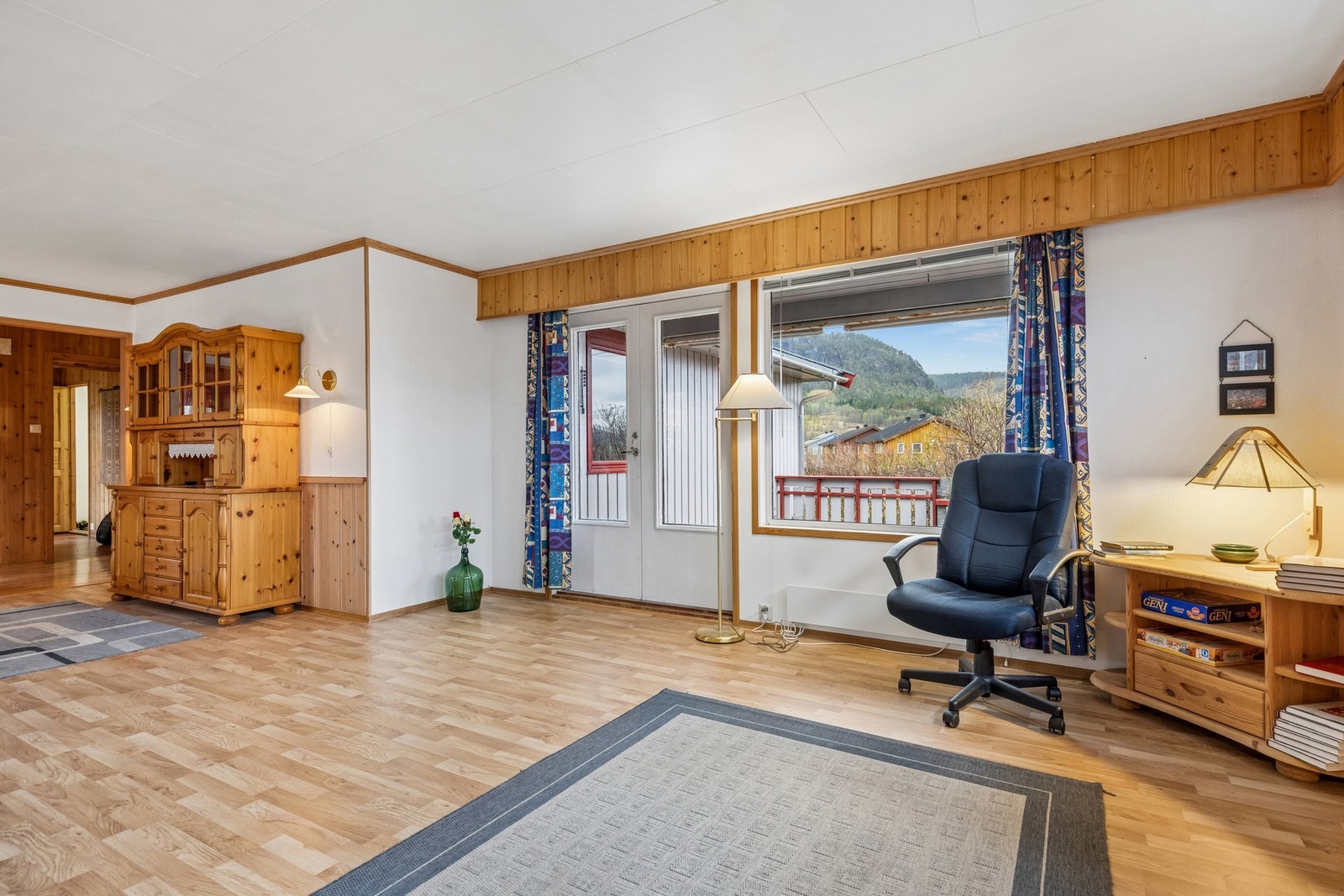 Fra stuen er det direkte adkomst til terrasse med flott utsikt mot Rovatnet. Galleribilde